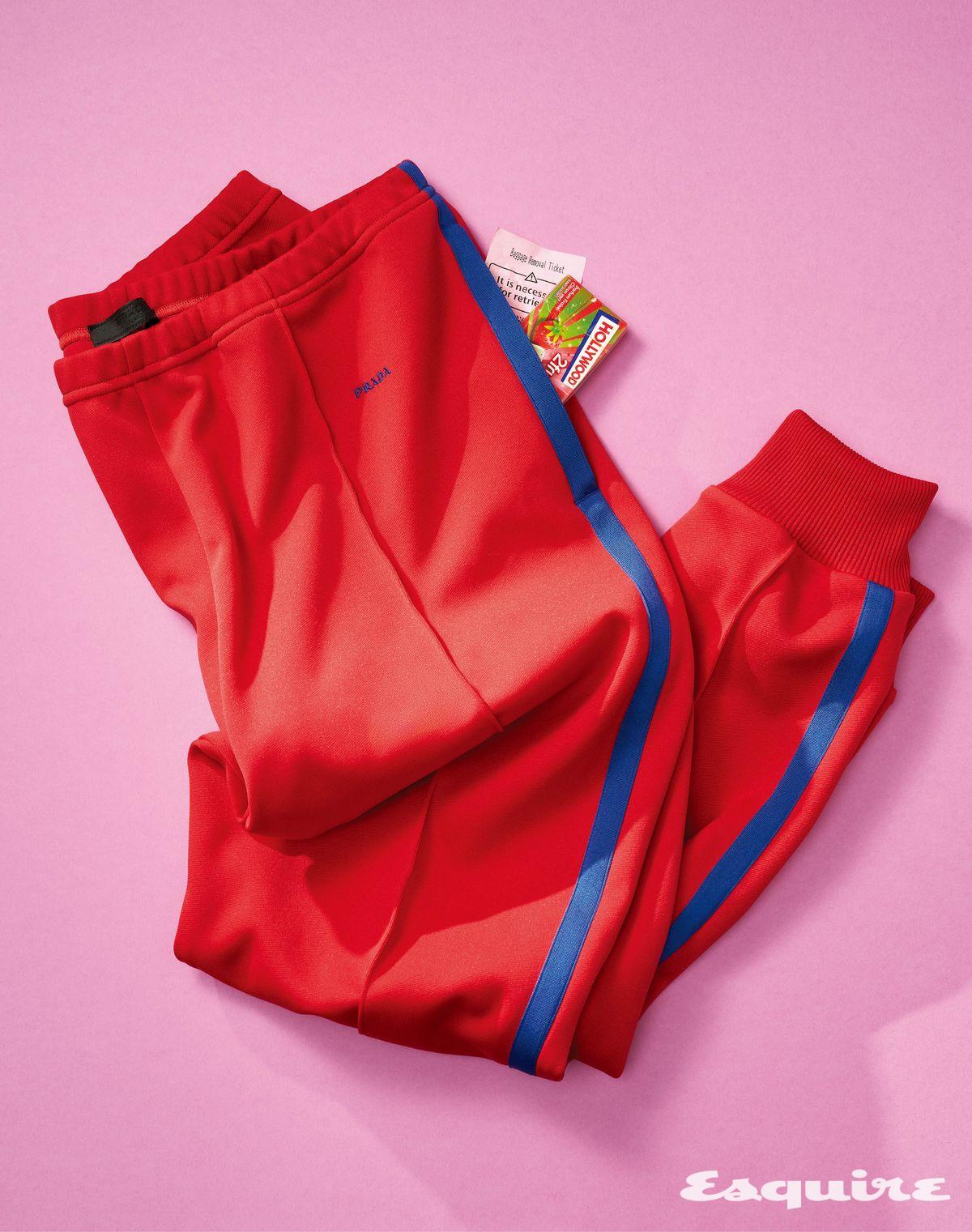 레드와 블루가 대비를 이루는 테크니컬 트랙 팬츠 가격 미정 프라다.