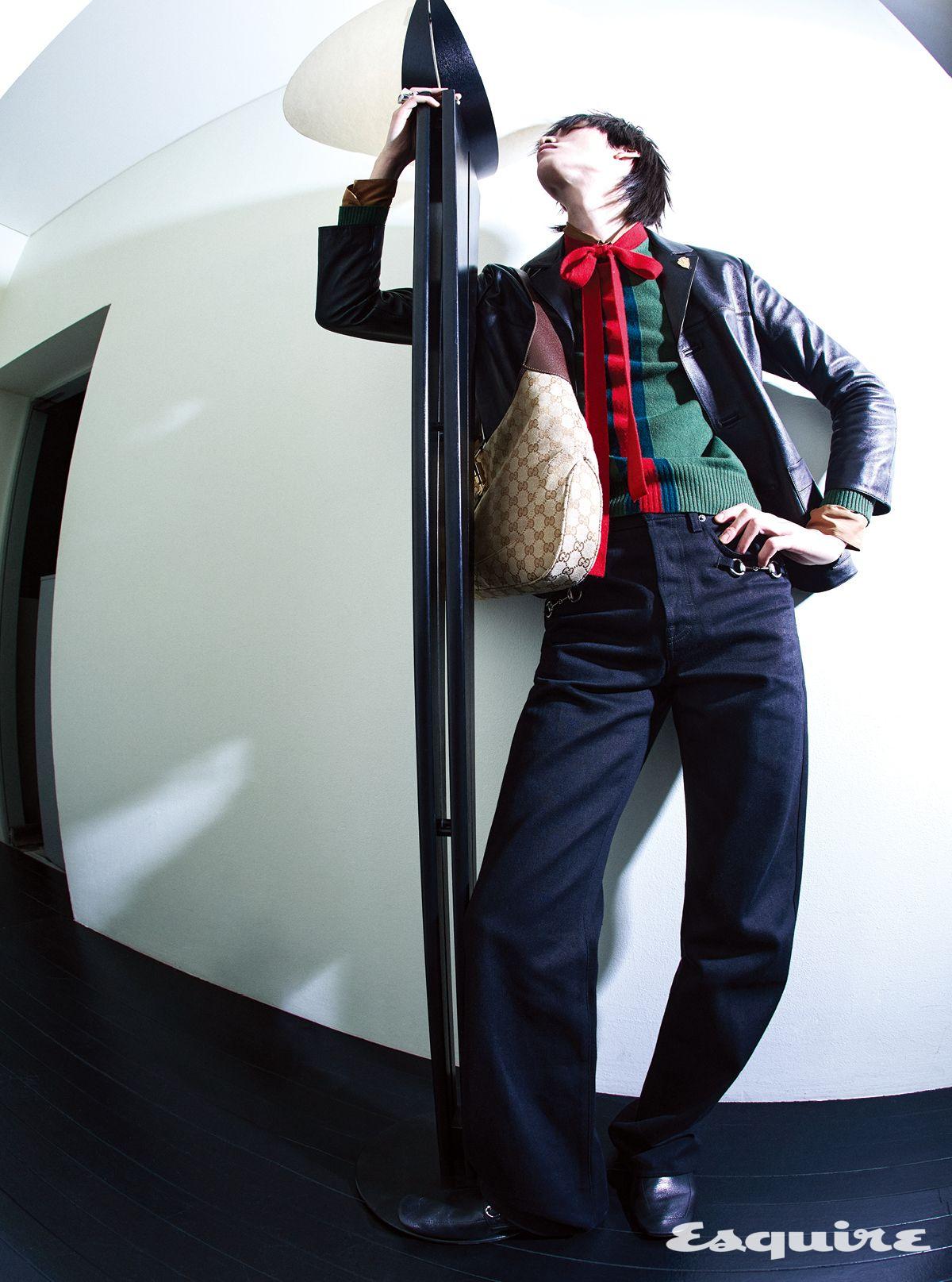 구찌 크레스트 브로치 디테일의 나파 레더 재킷, 리본 디테일의 그린 캐시미어 스웨터, 실크 셔츠, 홀스빗 디테일 데님 팬츠, 홀스빗 레더 로퍼, 구찌 재키 1961 라지 백, 구찌 크레스트 시넷 링 모두 구찌.