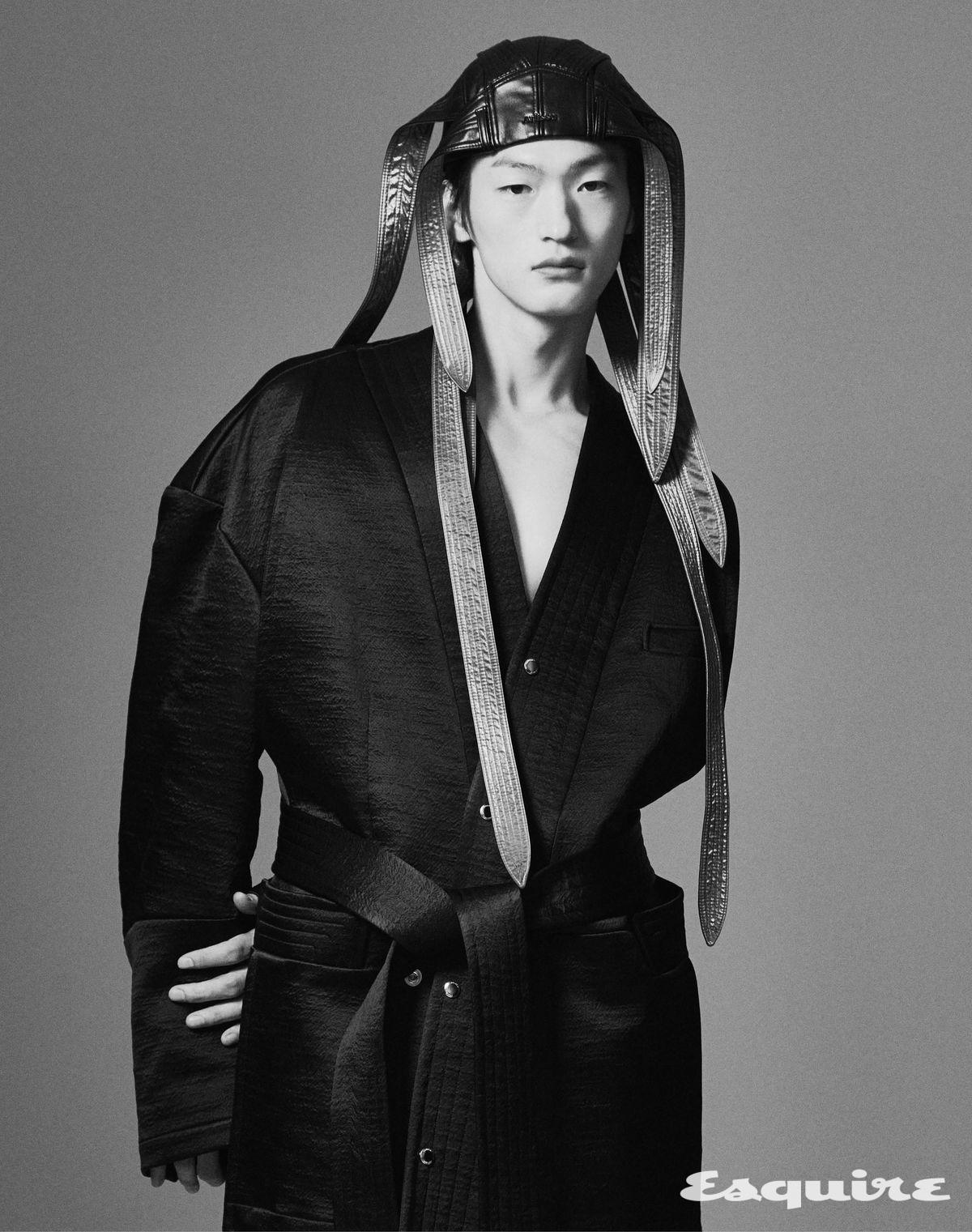 각기 다른 스트랩의 길이와 컬러 대비가 특징인 드라코니스 캡 21만8000원 어티슈. 재킷, 팬츠 모두 가격 미정 송지오.