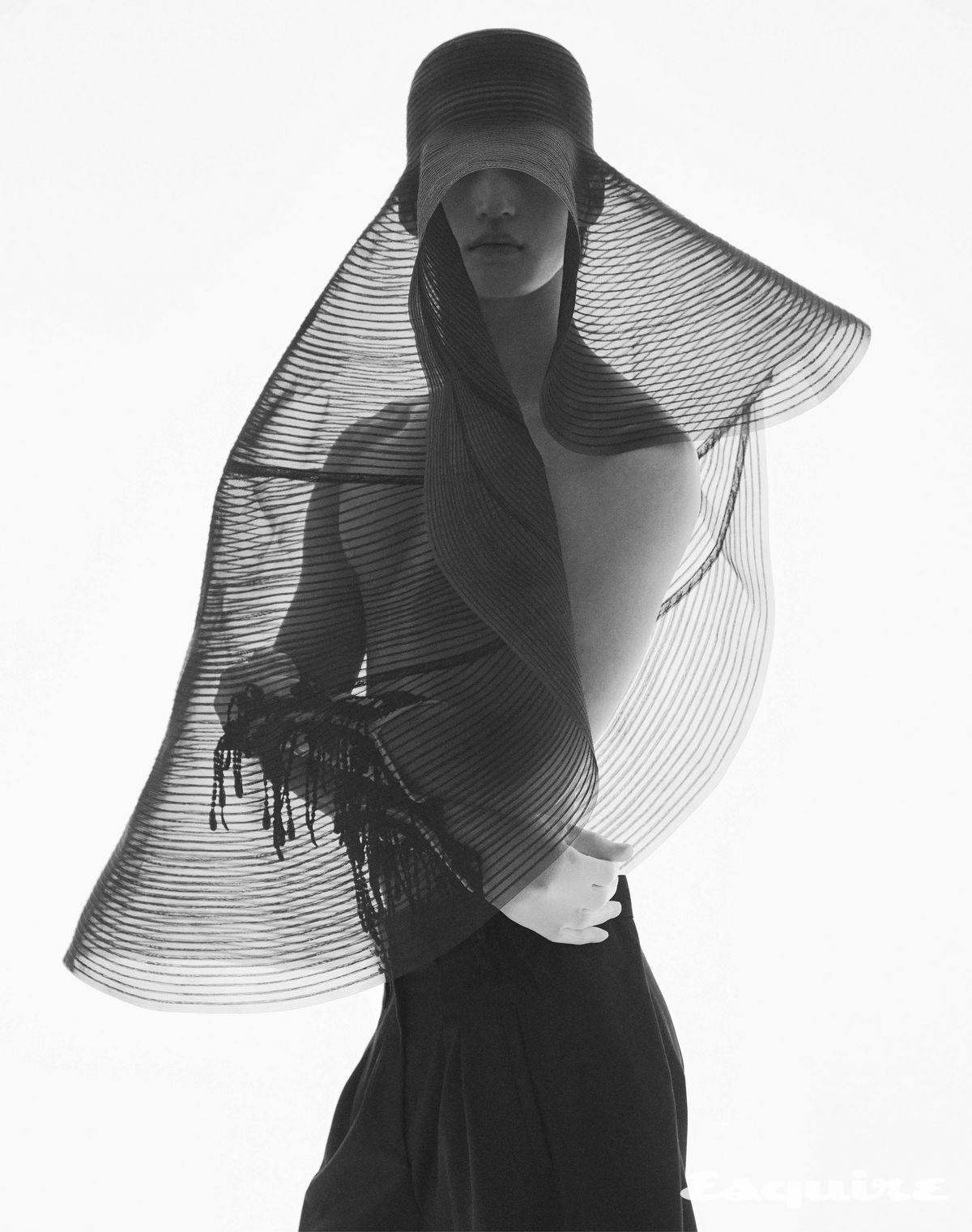 우아한 곡선미가 돋보이는 홀스 헤어 메시 해트 가격 미정 신저. 팬츠 17만9000원 H&M STUDIO. 글러브 가격 미정 벨앤누보.