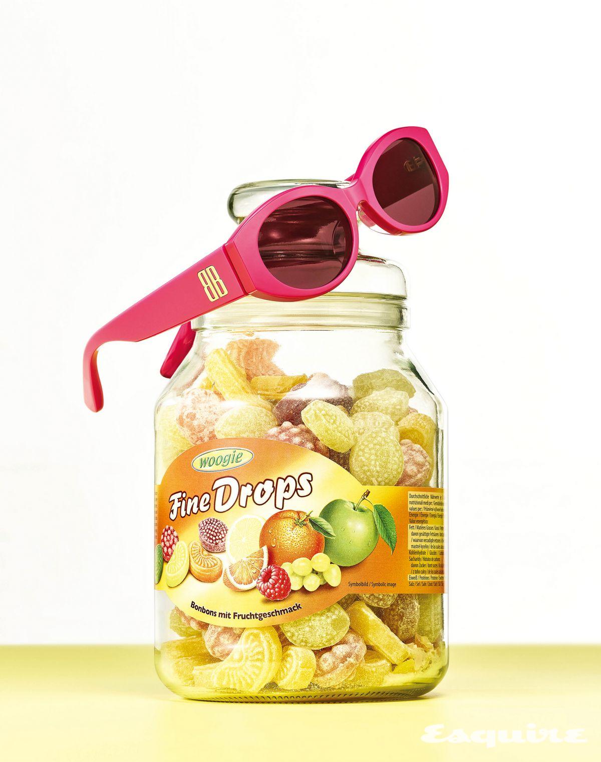 볼드한 핫 핑크 프레임이 사탕처럼 톡톡 튀는 매력을 더한다. 오벌 선글라스 가격 미장 발렌시아가 by 케어링 아이웨어.