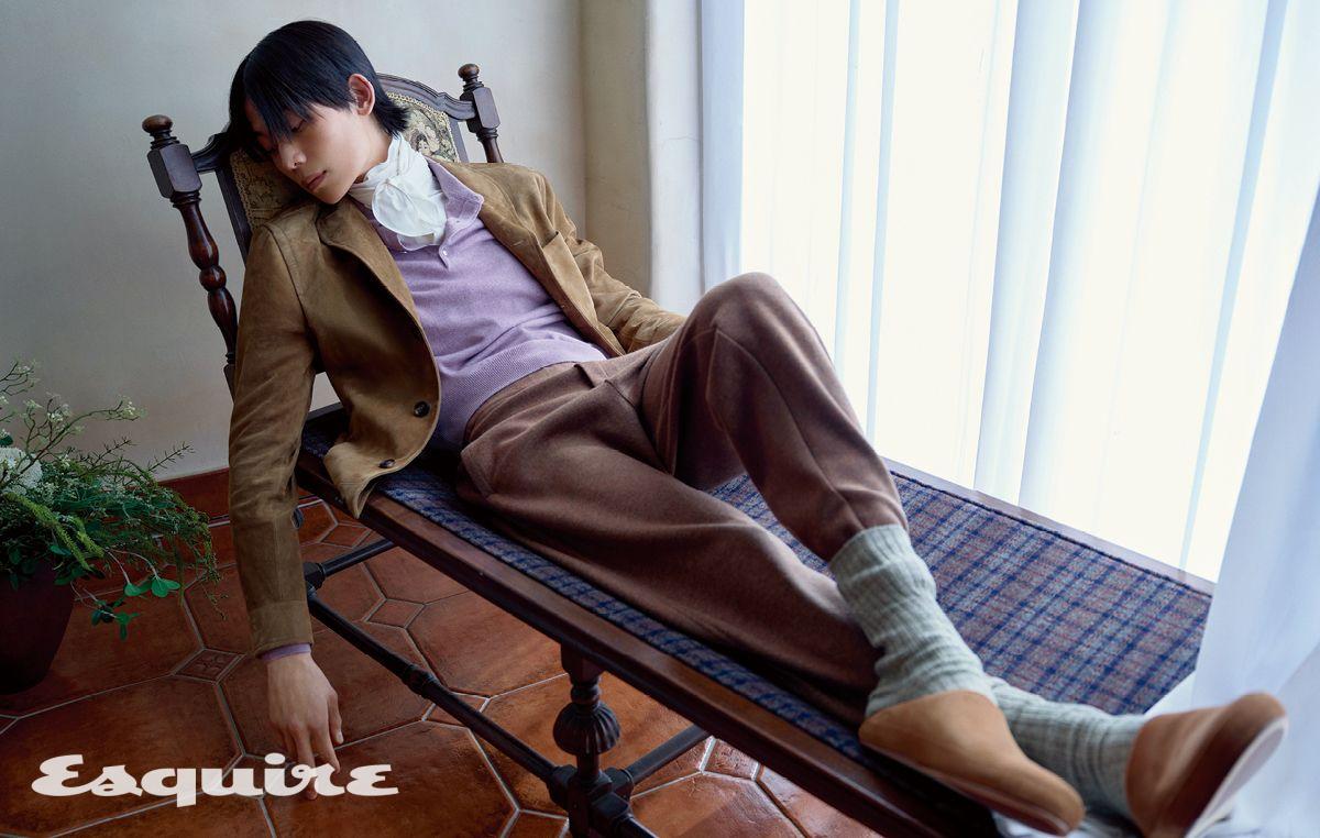 스웨이드 재킷, 캐시미어 폴로셔츠, 실크 스카프 셔츠, 캐시미어 팬츠, 캐시미어 삭스, 스웨이드 워크 슈즈 모두 로로피아나.