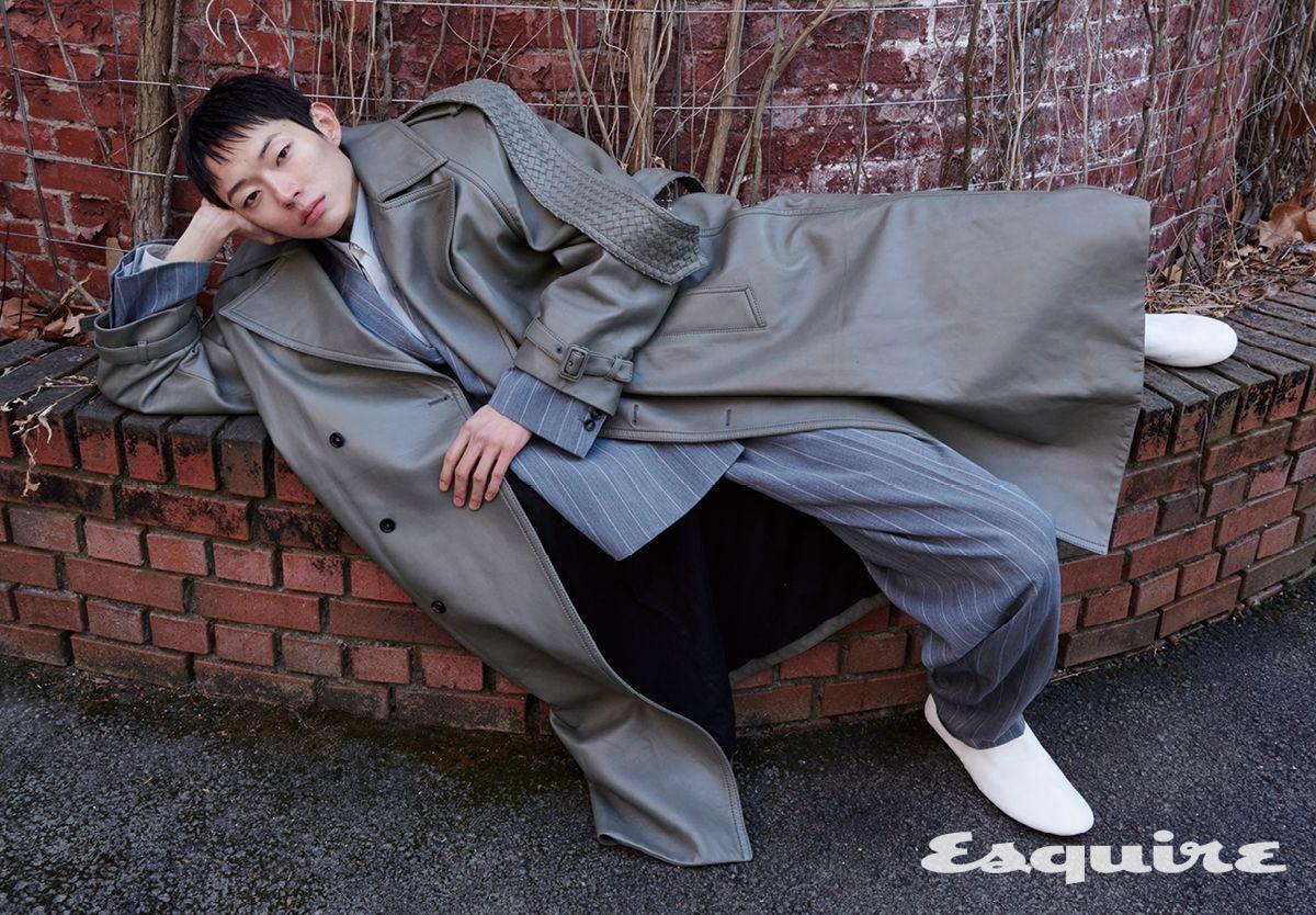 나파 레더 코트, 재킷, 셔츠, 팬츠, 로퍼 모두 보테가 베네타. 