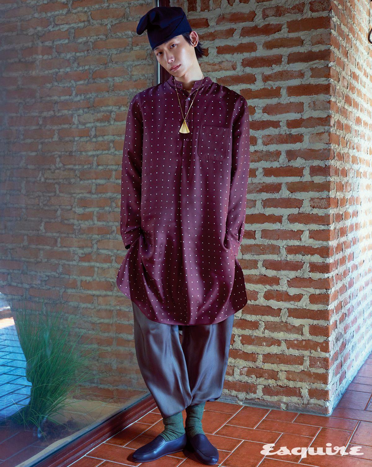 실크 셔츠, 울 티셔츠, 실크 팬츠, 캐시미어 삭스, 램스킨 로퍼, 캐시미어 해트, 팬 브라스 네크리스 모두 로로피아나.