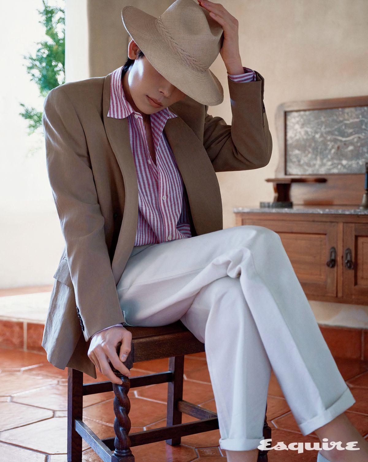 싱글브레스티드 재킷, 스트라이프 셔츠, 리넨 팬츠, 캔버스 워크 슈즈, 라피아 해트, 팬 브라스 네크리스 모두 로로피아나.