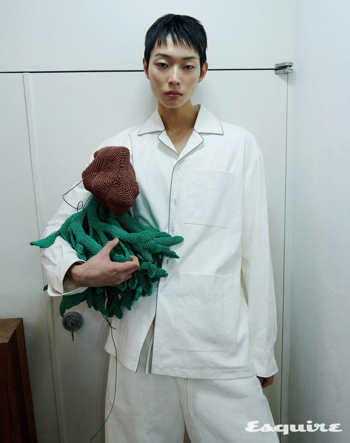 나파 레더 셔츠, 쇼츠 모두 보테가 베네타.