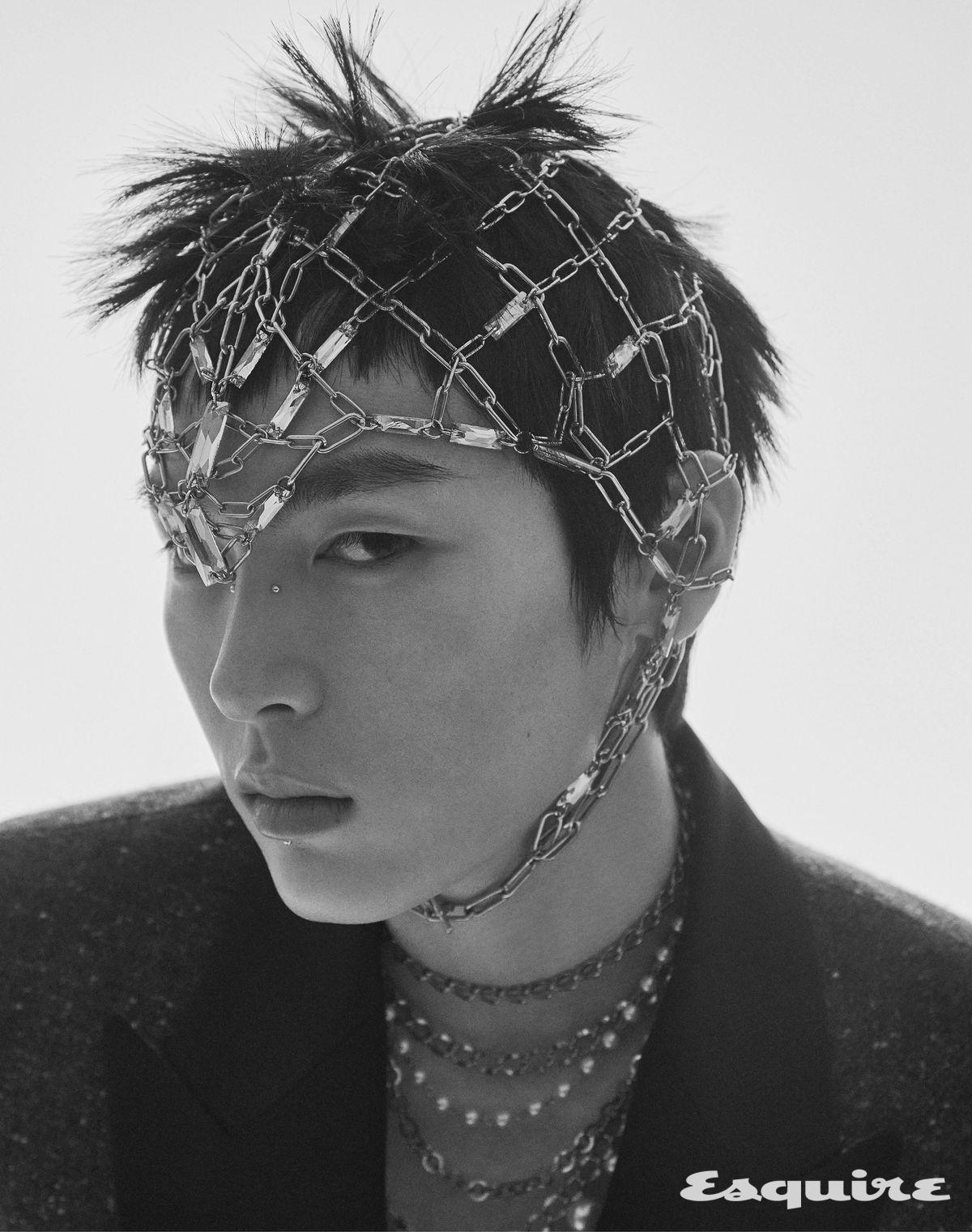 스와브로스키 크리스털로 장식한 메탈 체인 헤드피스 110만원 큐 밀리너리. 맨 재킷 가격 미정 디올. 네크리스 가격 미정 벨앤누보.