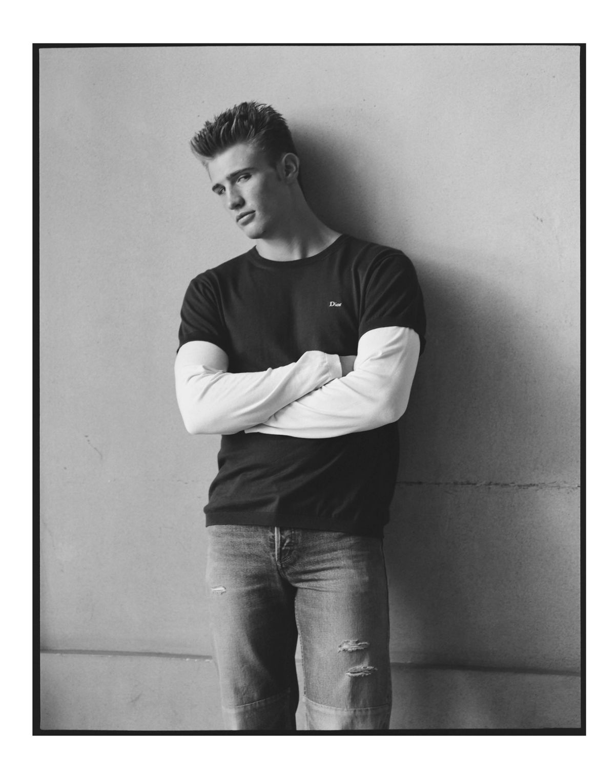 코튼 더블 레이어 맨 티셔츠, 레귤러 맨 데님 팬츠 모두 디올. 