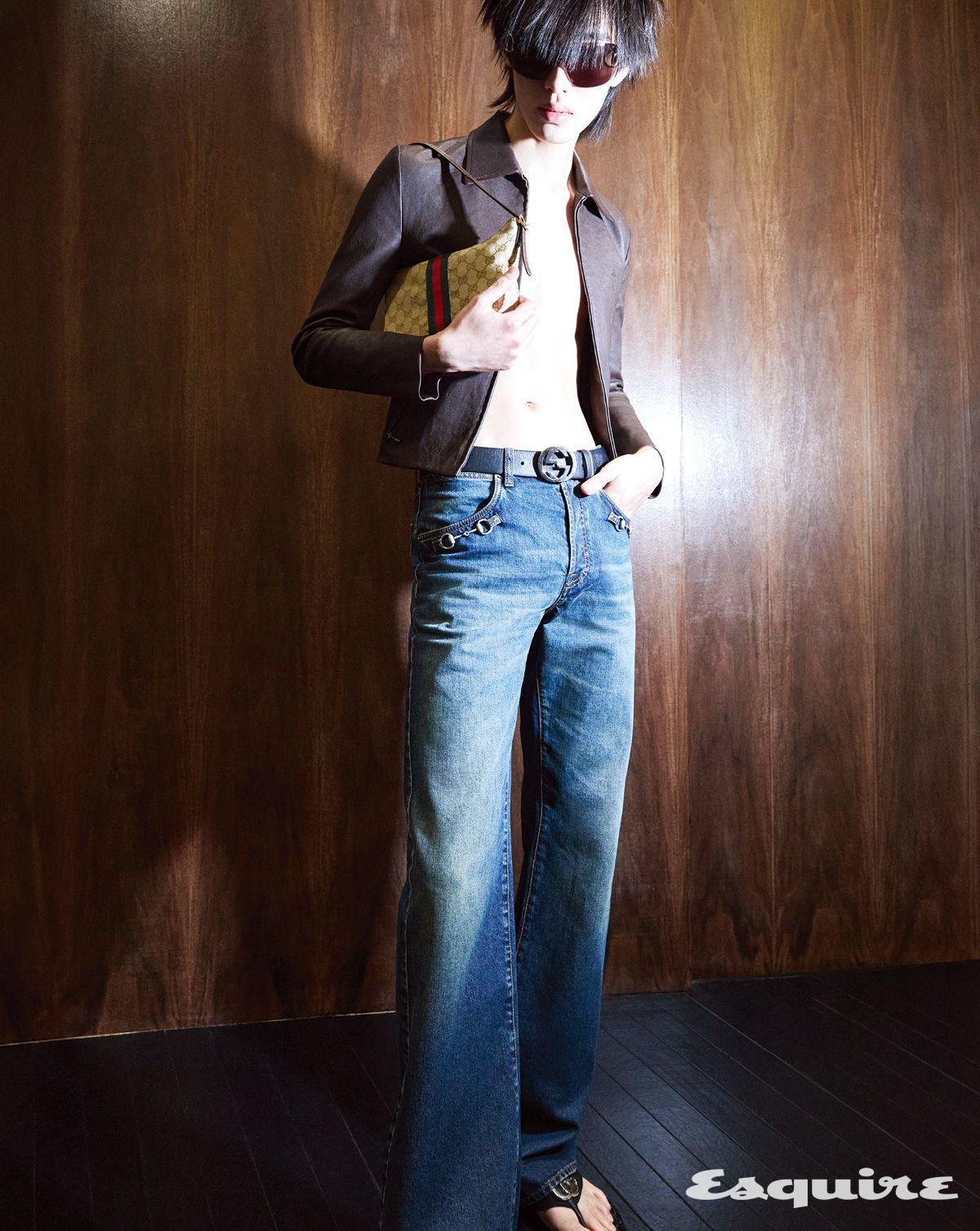 다크 브라운 워시드 나파 레더 재킷, 홀스빗 디테일 데님 팬츠, GG 엠보스 레더 리버에라 T-스트랩 샌들, 루네타 스몰 백, 인터로킹 G 버클 벨트 모두 구찌. 선글라스 구찌 by 케어링 아이웨어.