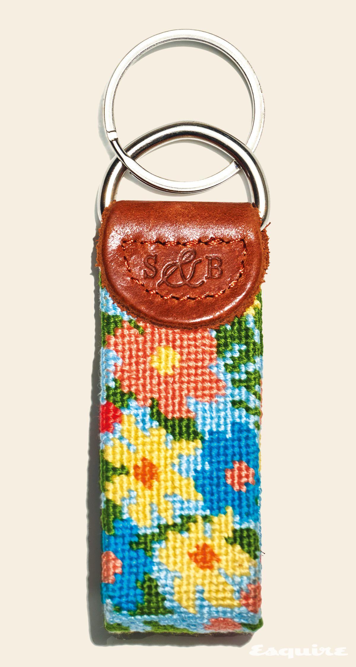 니들 포인트 기법으로 정교하게 완성한 와일드 플라워 자수 키링 5만8000원 스매더스 앤 브랜슨 by 바버샵.