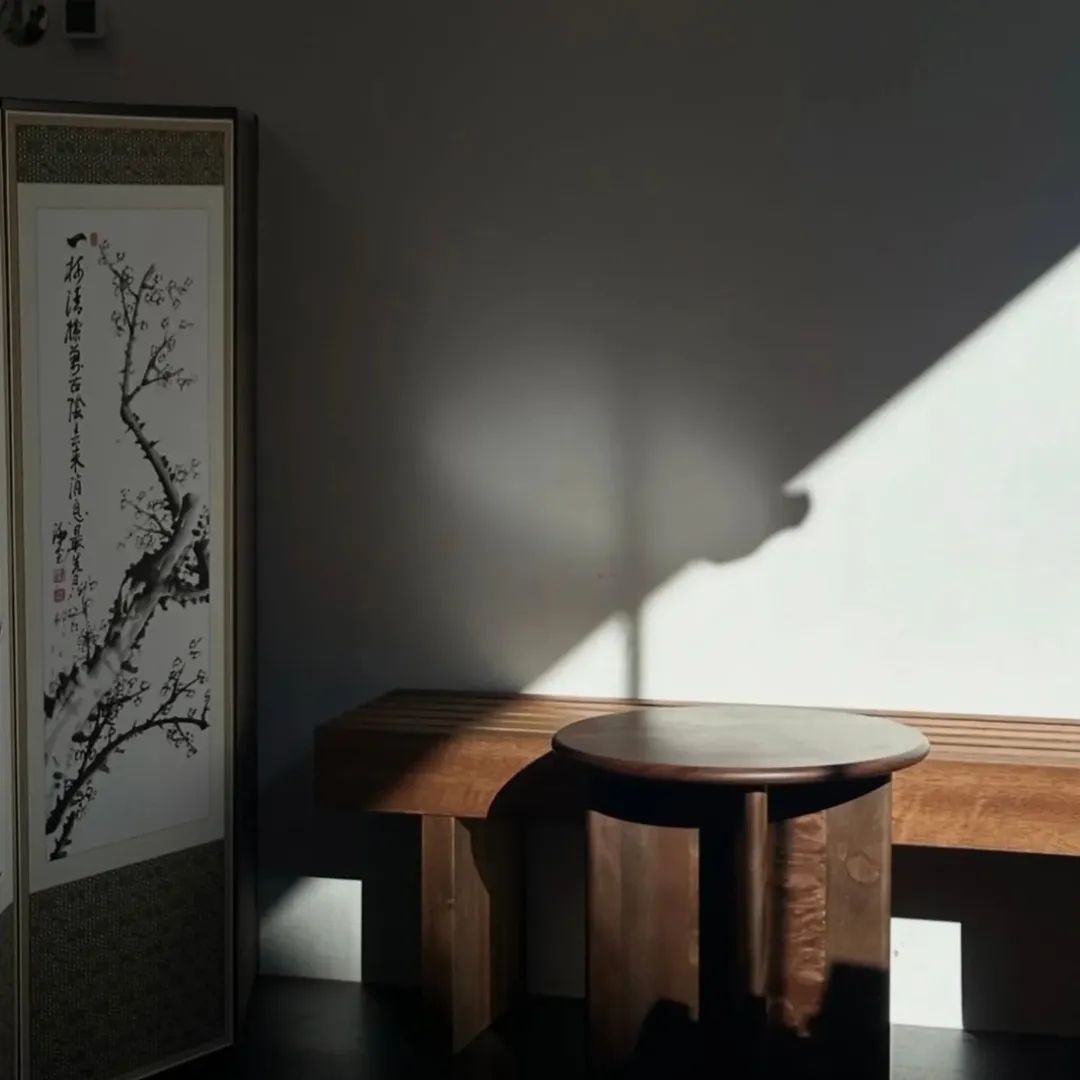 병풍을 세워 동양적인 무드를 자아내는 인테리어. / 이미지 출처: 군중과 고독 사이 인스타그램