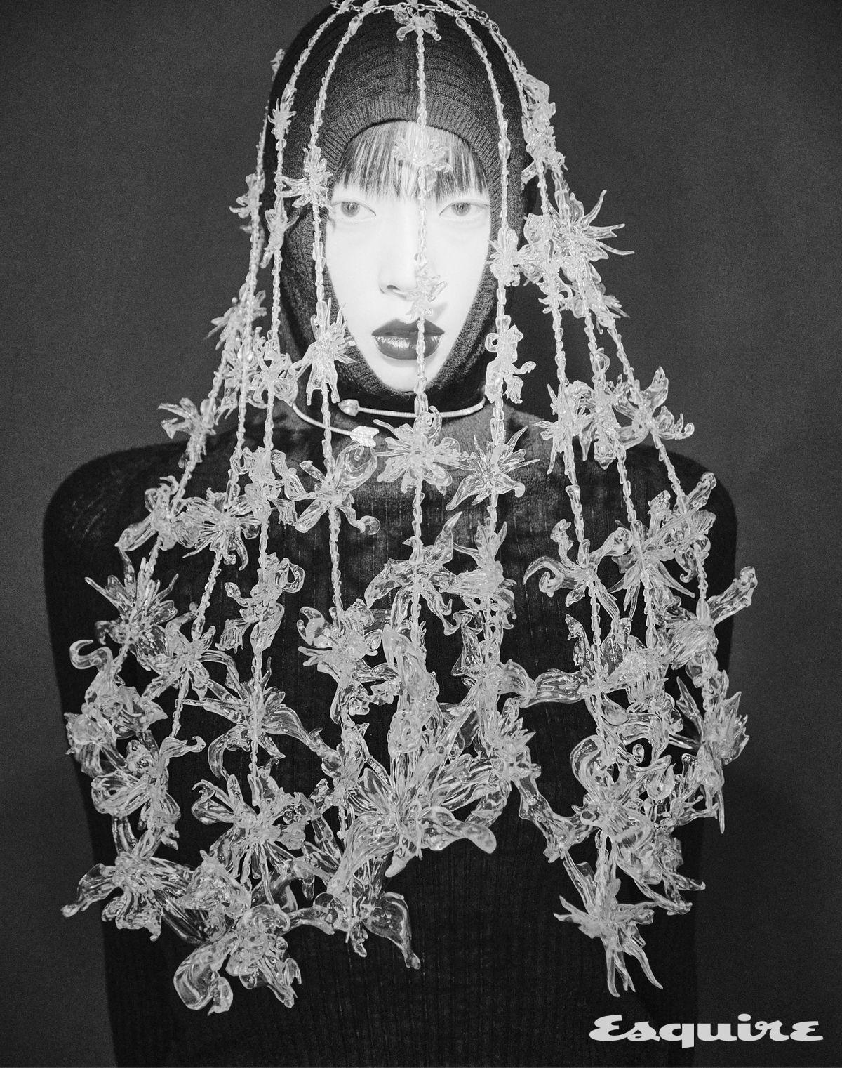 3D 프린트 레진 꽃 오브제를 이어 붙인 헤드피스 가격 미정 MMWD. 발라클라바 니트 톱 39만5000원 렉토. 네크리스 45만원 스와로브스키.