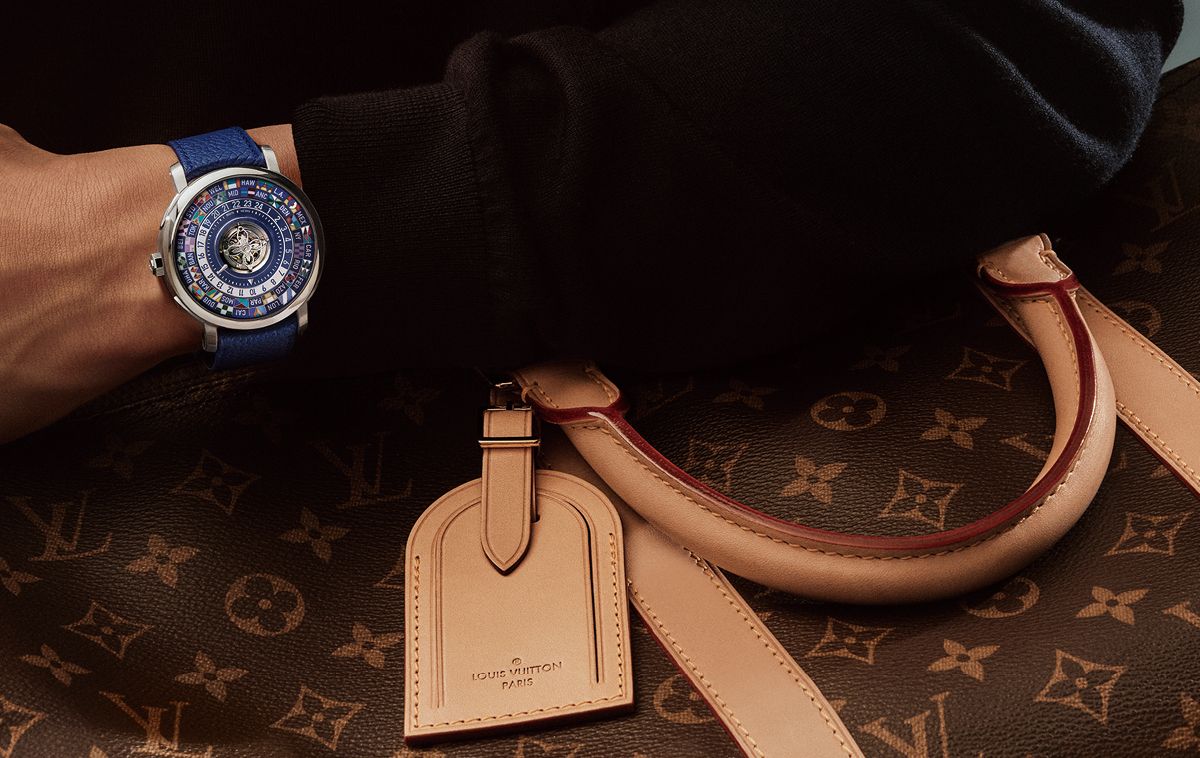 35개 컬러를 미세한 붓으로 칠하고, 각 컬러를 올릴 때마다 오븐에서 건조해 안료를 고정한 다이얼에 투르비용을 올려 에너지를 더한 에스칼 월드타임 투르비용.