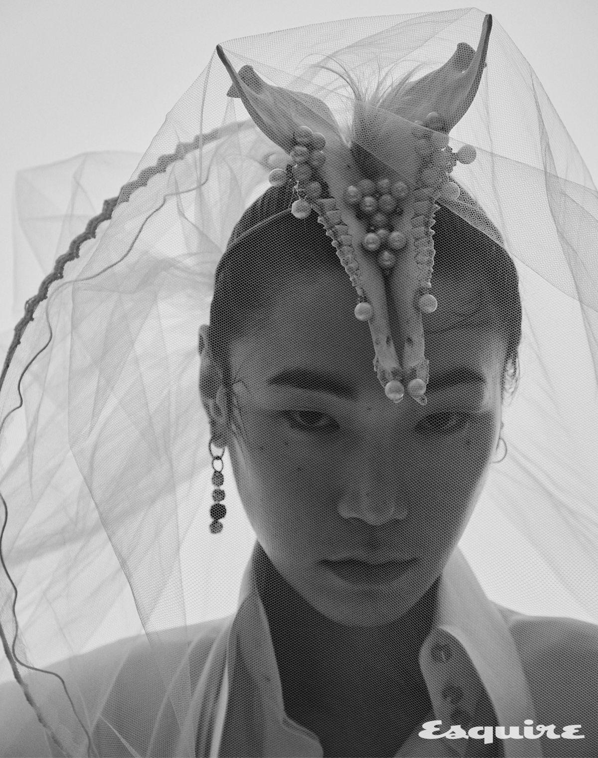 동물의 턱뼈를 연상케 하는 오브제에 진주 장식을 더한 헤드피스 가격 미정 솔트워터. 베일 가격 미정 벨앤누보. 재킷, 셔츠 모두 가격 미정 루이 비통.