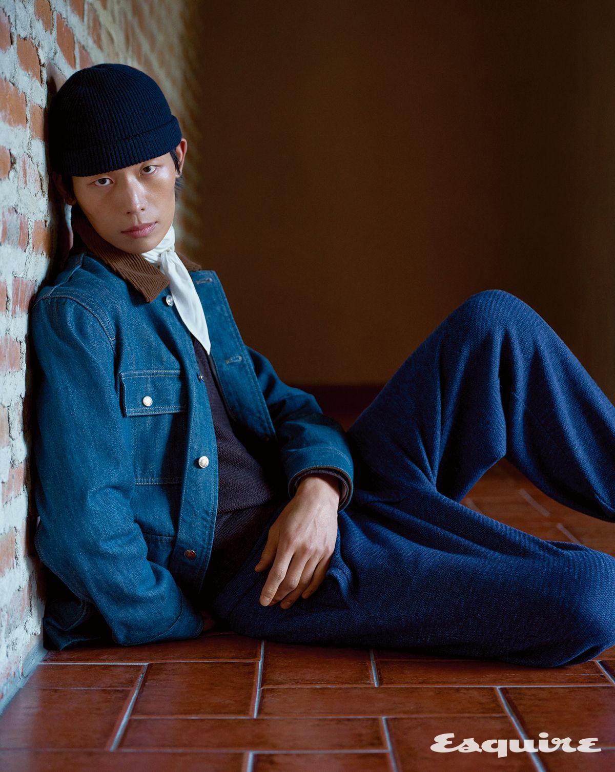 데님 재킷, 캐시미어 폴로셔츠, 실크 스카프 셔츠, 캐시미어 팬츠, 울 비니 모두 로로피아나.