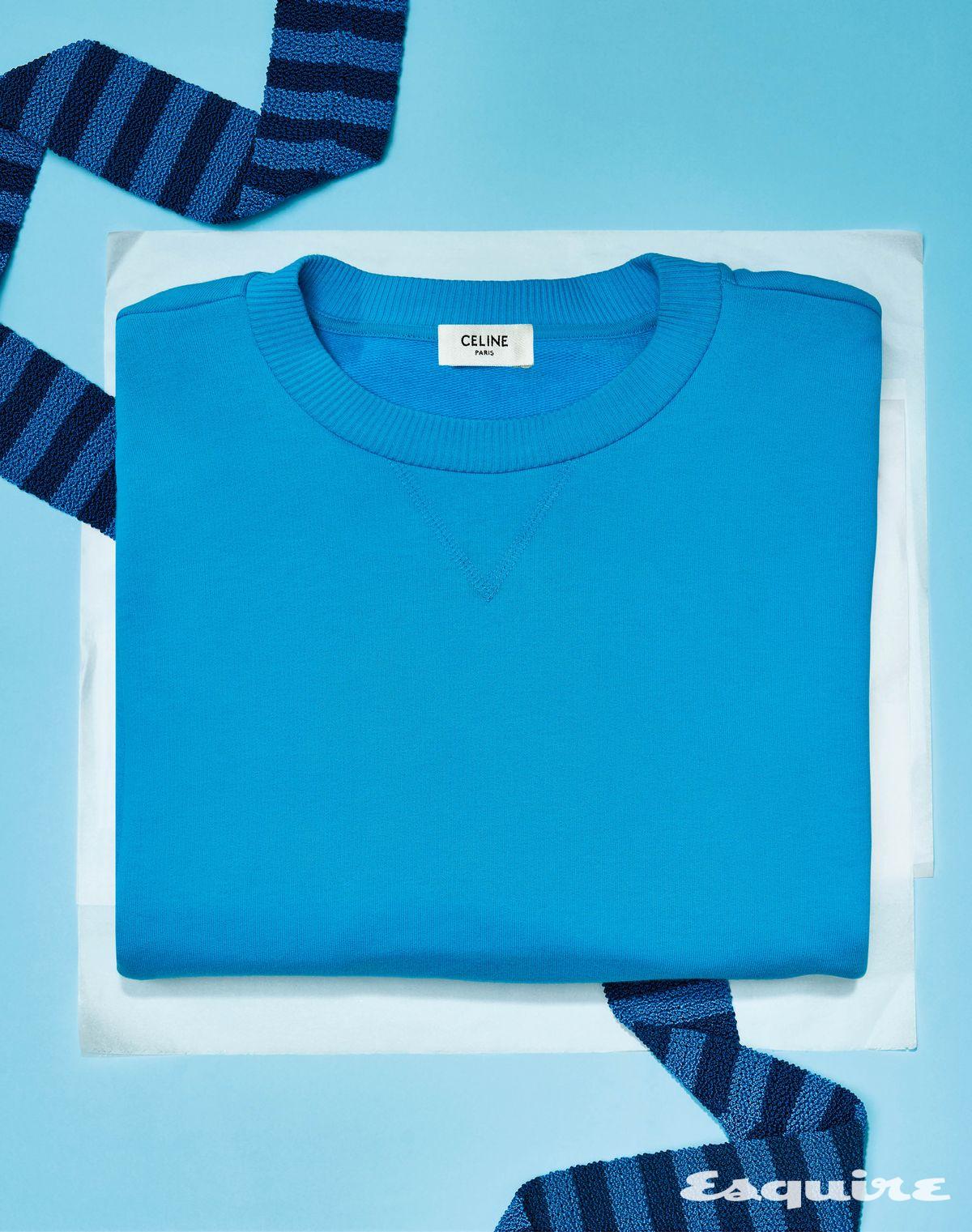 밝고 경쾌한 미키 블루 컬러의 크루넥 코튼 셔츠 가격 미정 셀린느. 스트라이프 실크 니트 타이 9만9000원 에스콧 by 바버샵.