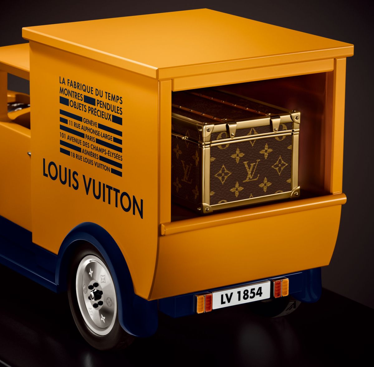 가볍고 견고한 알루미늄 위에 하우스의 아이코닉 컬러인 시프론과 시빌린 블루를 입힌 카미오네트. 레페 1839(L’Epée 1839)이 라 파브리끄 뒤 떵 루이 비통을 위해 정교하게 설계하고 제작했다.