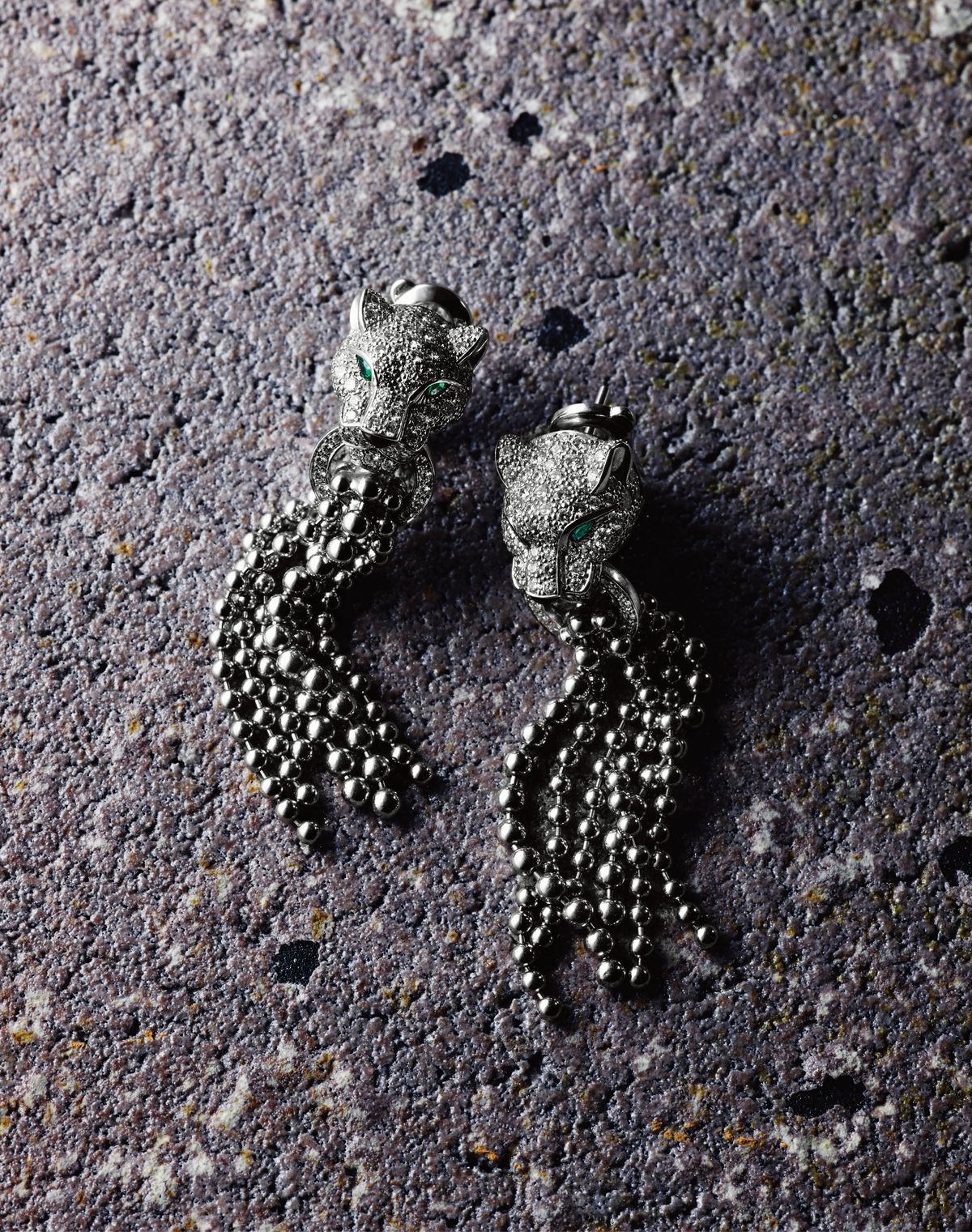 에메랄드와 오닉스, 브릴리언트 컷 다이아몬드를 세미 파베 세팅한 팬더 드 까르띠에 화이트 골드 이어링.