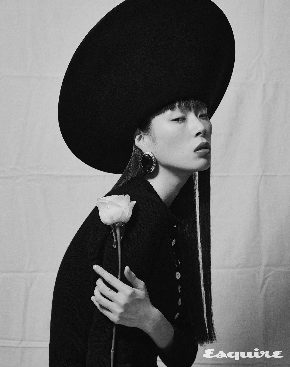 캐시미어와 펠트로 드라마틱한 실루엣을 완성한 클레오파트라 해트 가격 미정 로로피아나. 카디건 가격 미정 셀린느. 이어링 23만원대 셀프 포트레이트.