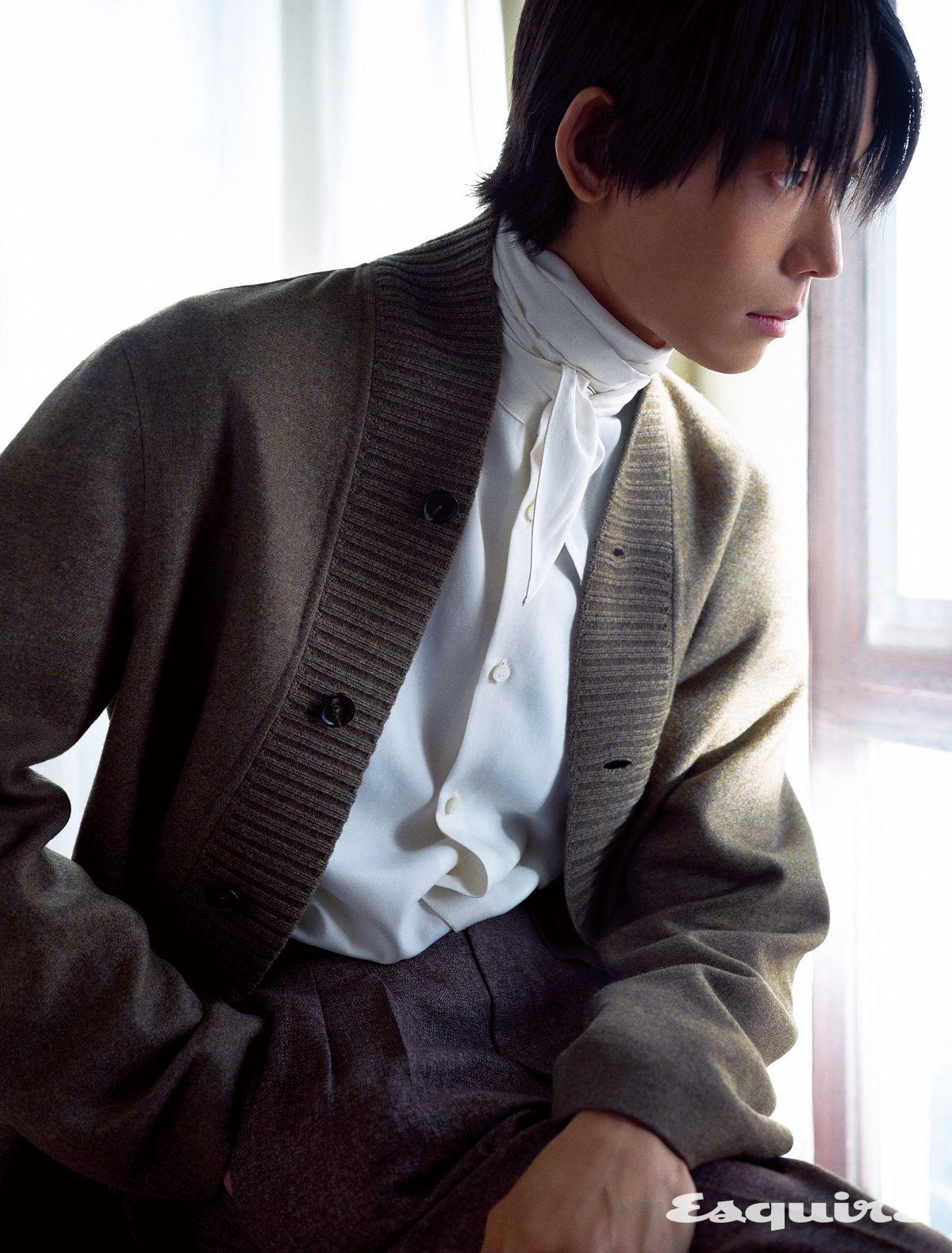 캐시미어 카디건, 실크 스카프 셔츠, 캐시미어 팬츠 모두 로로피아나.