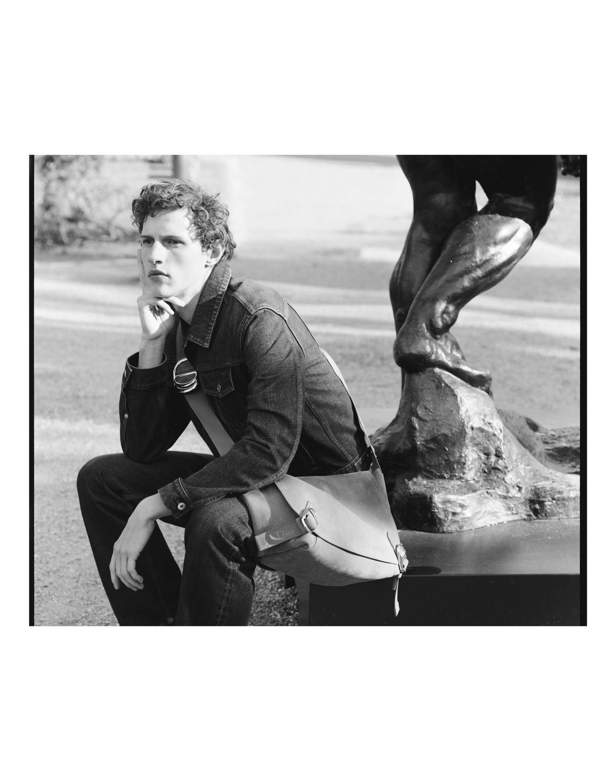 데님 트러커 맨 재킷, 레귤러 맨 데님 팬츠, 미디엄 메신저 맨 백 모두 디올. 