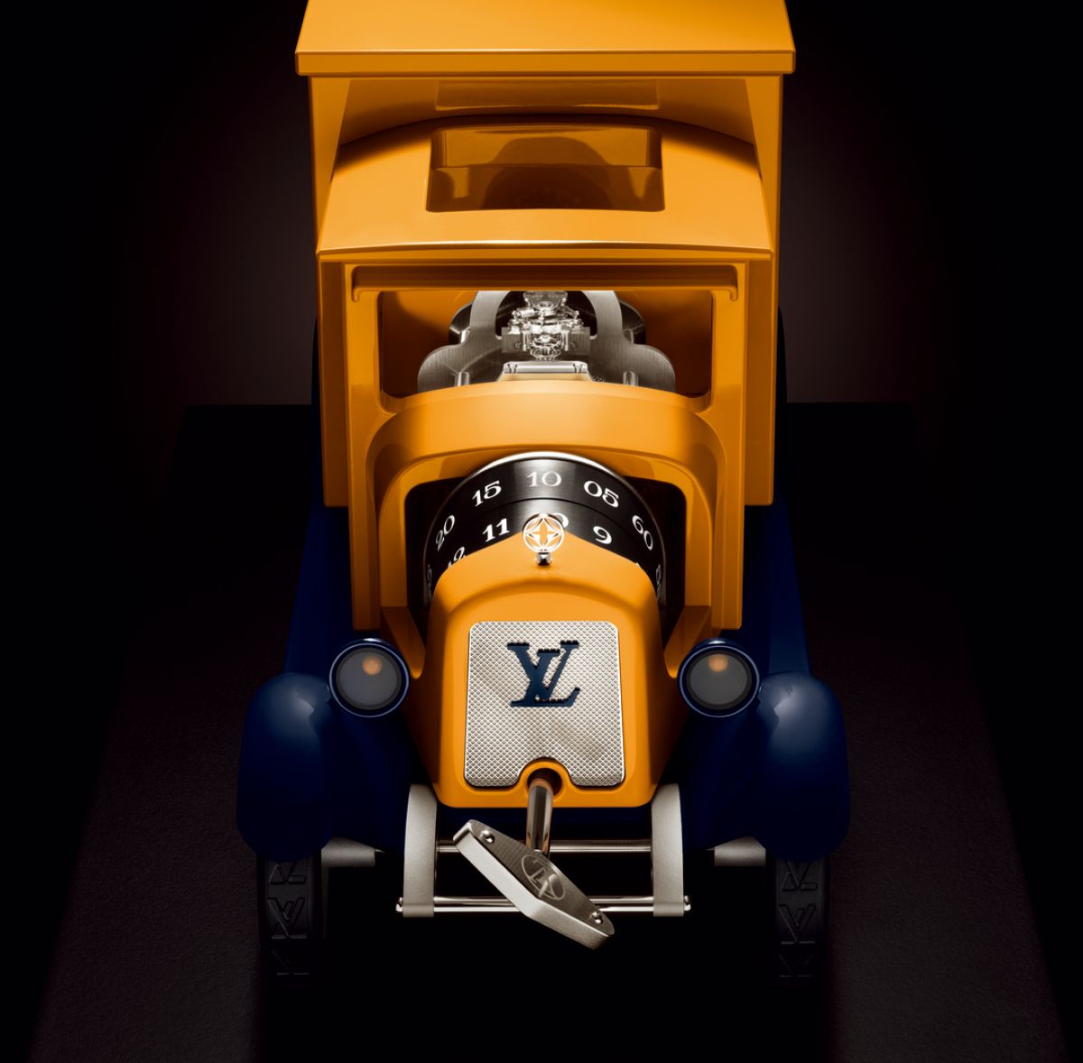 가볍고 견고한 알루미늄 위에 하우스의 아이코닉 컬러인 시프론과 시빌린 블루를 입힌 카미오네트. 레페 1839(L’Epée 1839)이 라 파브리끄 뒤 떵 루이 비통을 위해 정교하게 설계하고 제작했다.