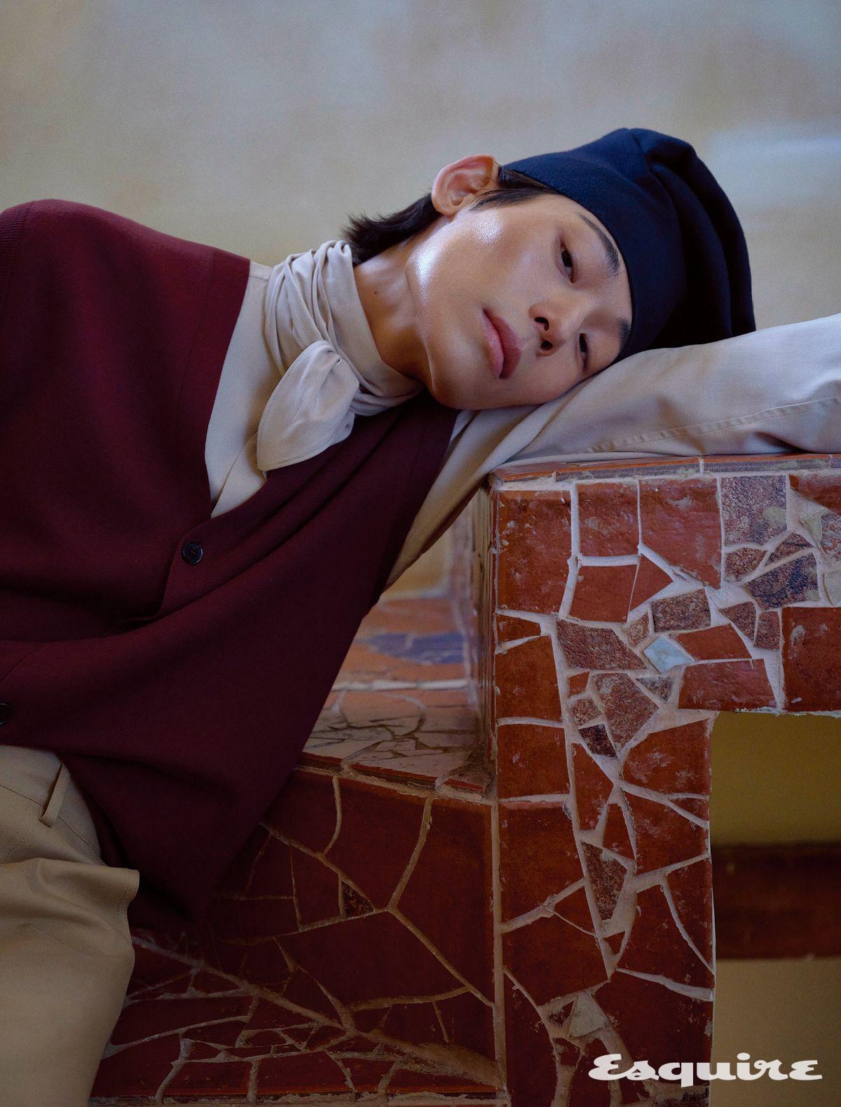 울 베스트, 실크 스카프 셔츠, 코튼 팬츠, 캐시미어 해트 모두 로로피아나.