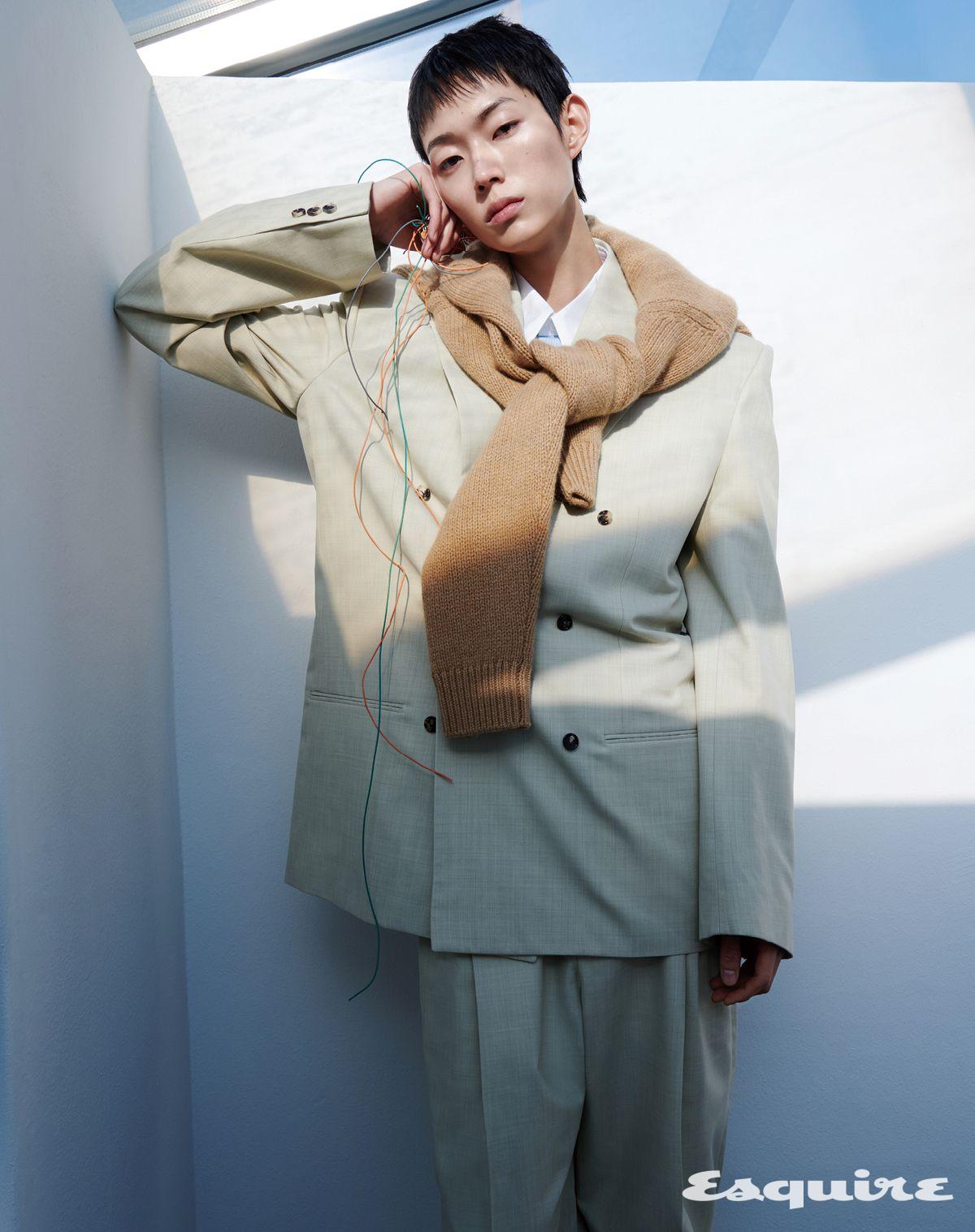 재킷, 스웨터, 셔츠, 팬츠 모두 보테가 베네타.