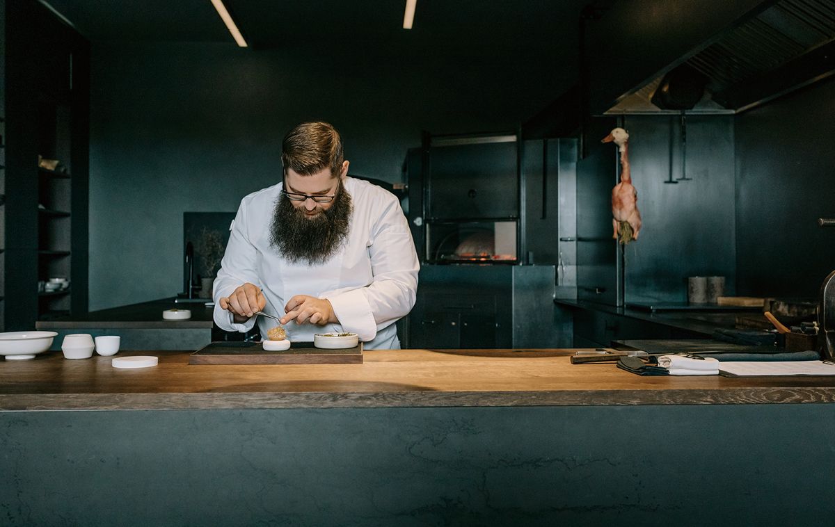 테판 두벡은 전기와 가스를 사용하지 않고 장작과 숯에 불을 피우는 가장 원시적인 방식으로 요리한다. © Christian Maislinger 