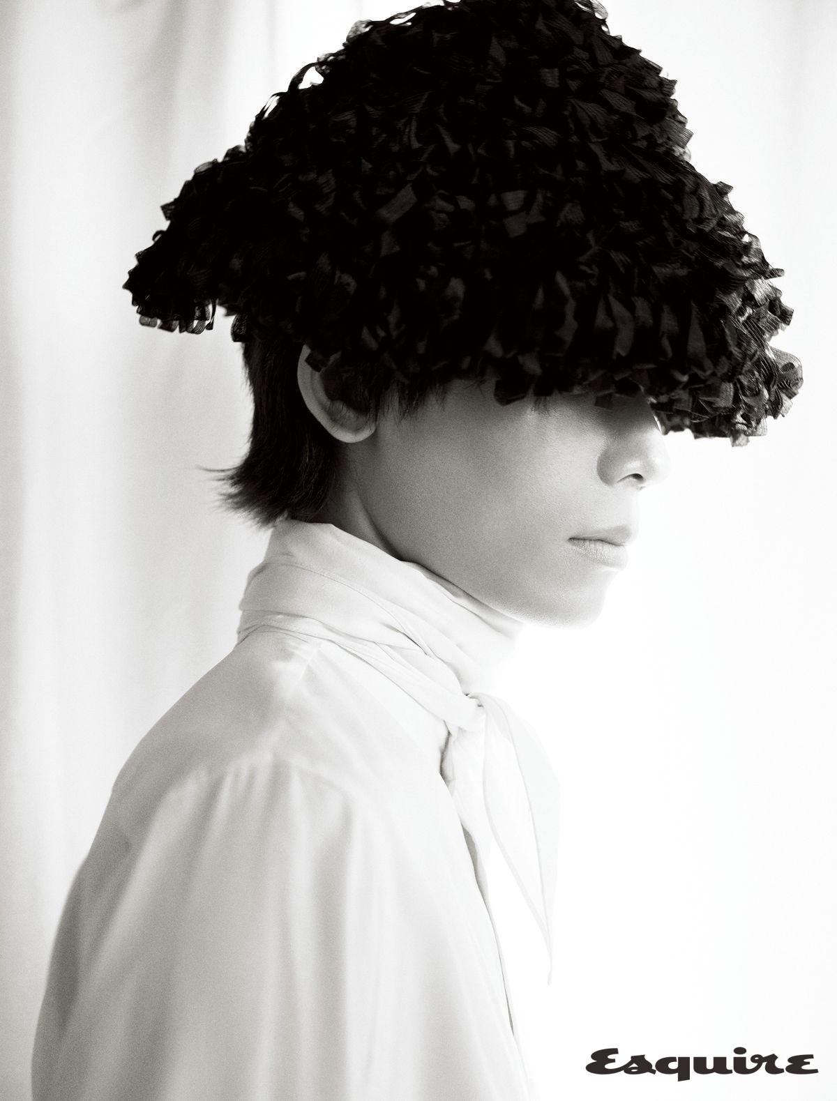 실크 스카프 셔츠, 실크 해트 모두 로로피아나.