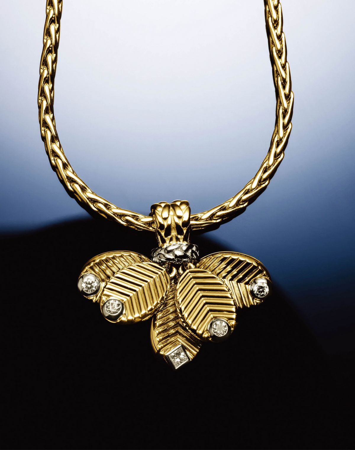 브릴리언트·프린세스 컷 다이아몬드로 완성한 그랑 드 카페 옐로·화이트 골드 네크리스.