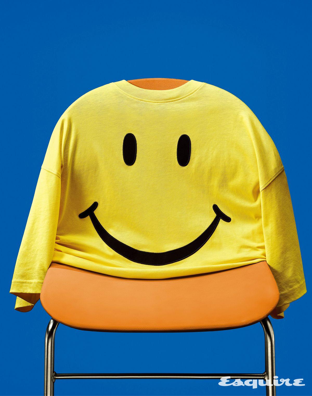 위트 있는 프린팅을 더한 옐로 스마일리 티셔츠 56만원 모스키노.