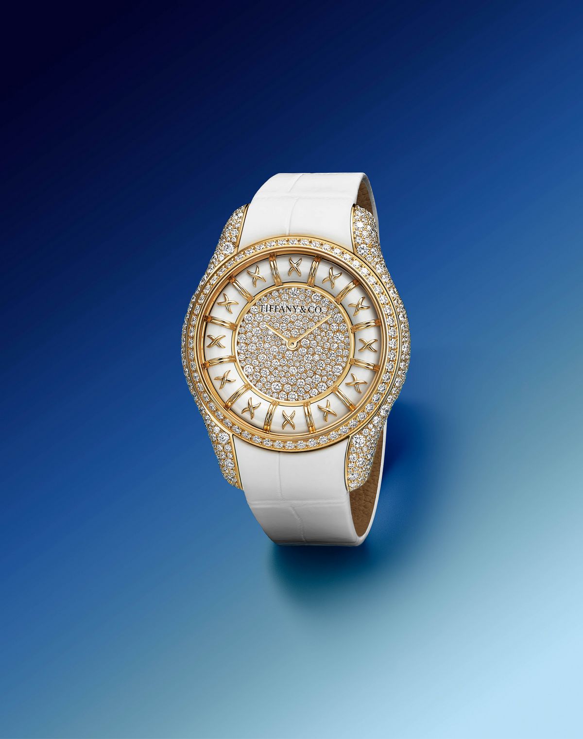 화이트 에나멜 회전 링과 화이트 엘리게이터 레더 스트랩을 장착한 에나멜 워치.