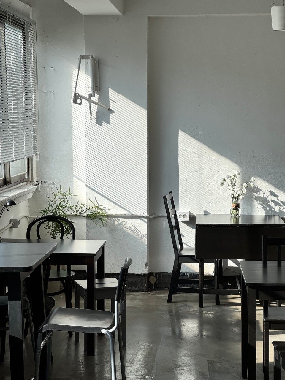 시간의 흔적이 느껴지는 공간에 모던한 감각을 더한 ‘래버린투하트’. / 이미지 출처: 래버린투하트 네이버지도 업체 제공 이미지