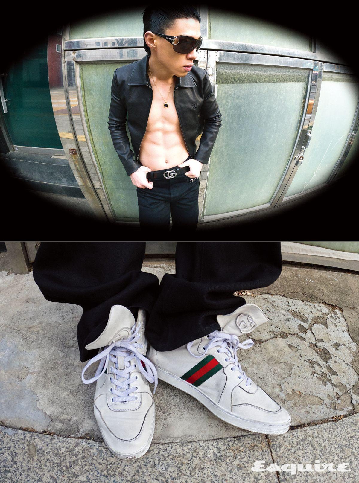 블랙 워시드 나파 레더 재킷, 홀스빗 디테일 데님 팬츠, 스트레치 하이톱 스니커즈, 실버 플랫 GG 마몽 벨트 모두 구찌. 선글라스 구찌 by 케어링 아이웨어.