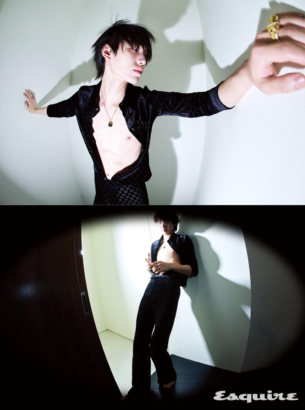  스트레치 GG 벨벳 데보레 셔츠, 스트레치 GG 벨벳 데보레 팬츠, GG 엠보스 레더 리버에라 T-스트랩 샌들, 구찌 크레스트 펜던트, 구찌 크레스트 시넷 링 모두 구찌.