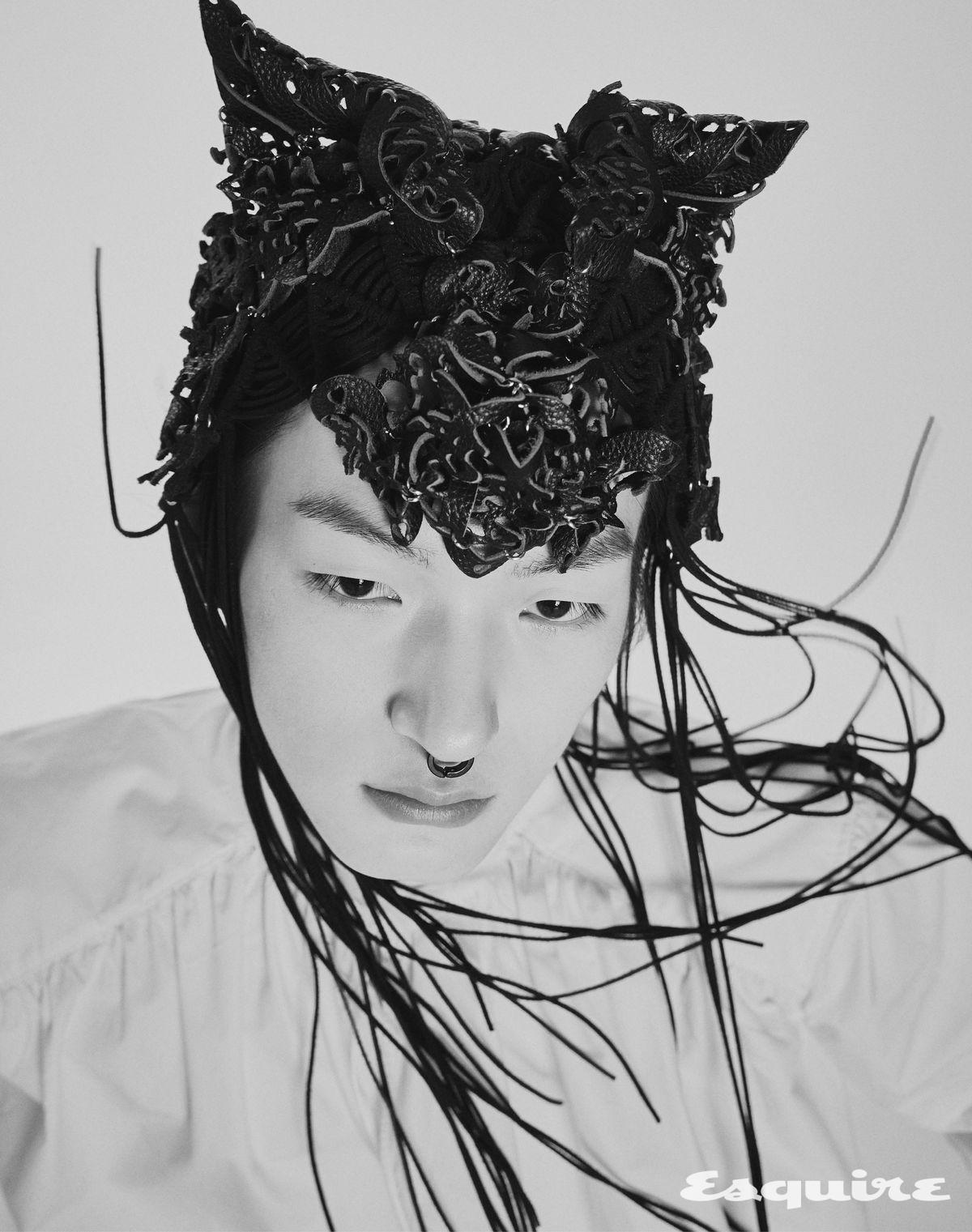 업사이클드 레더 패널을 입체적으로 엮은 헤드피스 60만원대 유에치치. 블라우스 7만9900원 H&M STUDIO.