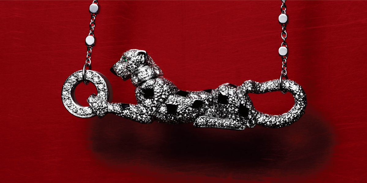 브릴리언트 컷 다이아몬드와 블랙 래커, 에메랄드로 팬더 형상을 완성한 팬더 드 까르띠에 화이트 골드 네크리스.