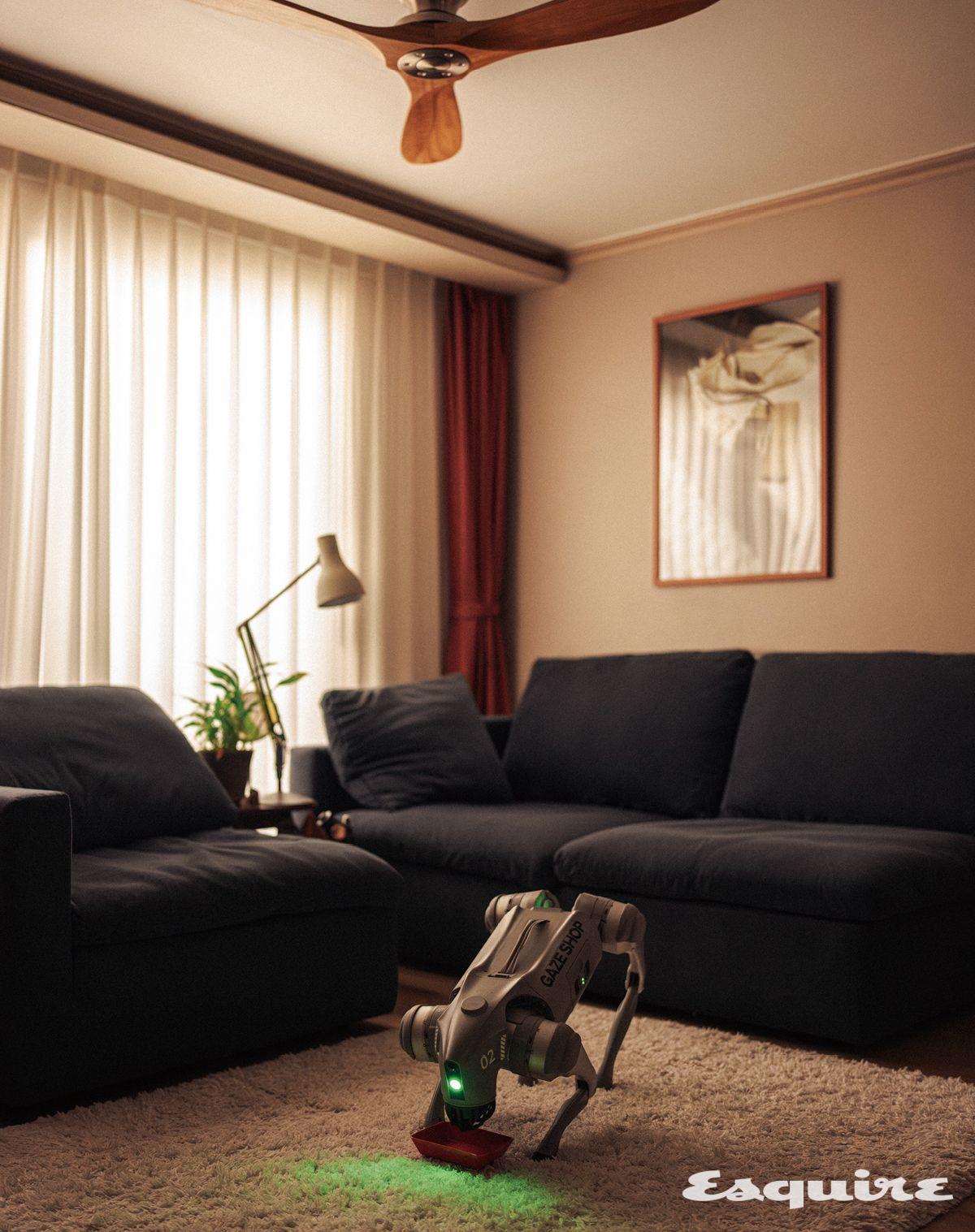 유니트리에서 제작한 인공지능 로봇 개 고2 프로. 탈착형 배터리를 충전해 구동하며, 밥을 먹고 있는 것 같은 포즈는 물론 사진 촬영을 위한 설정이다. 