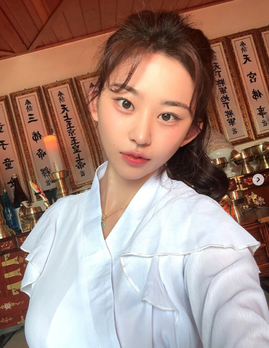 MZ 무속인 선두주자답게 노슬비는 현재 인스타그램 활동도 활발히 하고 있다. / 출처: 노슬비 인스타그램