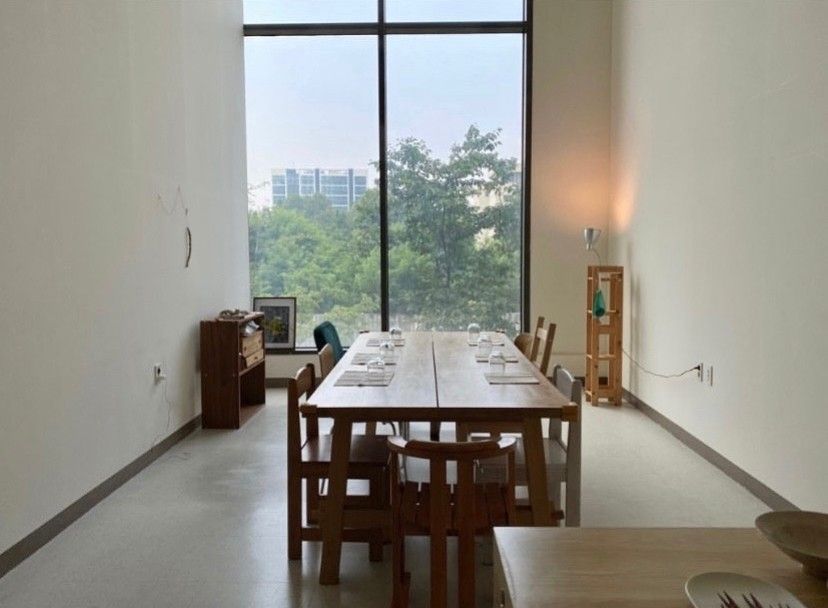 통창으로 들어오는 따스한 햇살이 아늑한 분위기를 자아낸다. / 출처: 고요한집 네이버지도 업체 제공