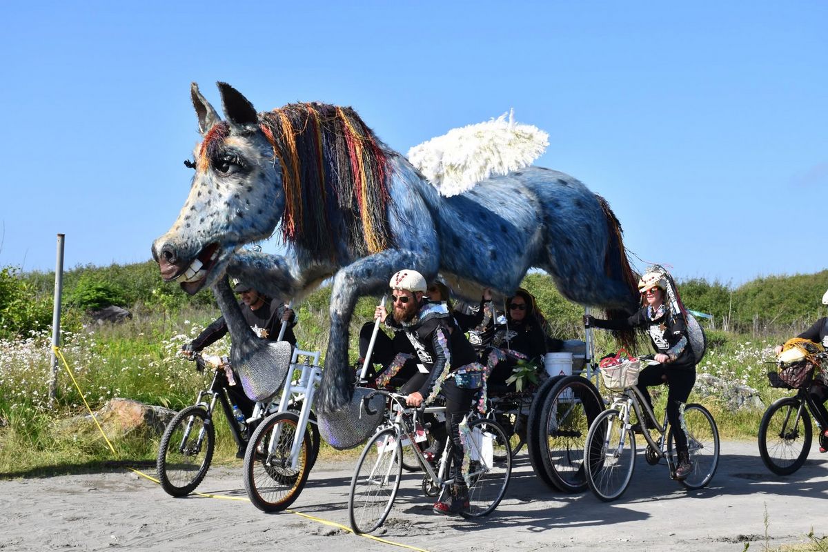 팀 구성도 치밀하다. 조종, 정비, 보조까지 역할이 분명하게 나뉜다. / 출처: 키네틱 그랜드챔피언십 공식 인스타그램(@kinetic_humboldt) 