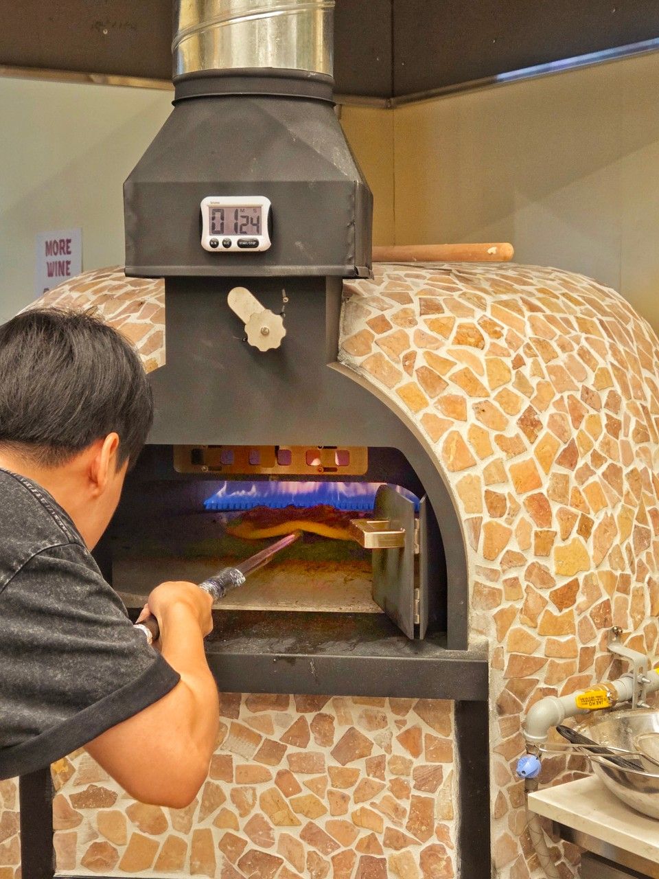 매장 내 화덕에서 구워 서브하는 피자 맛이 일품이다. / 출처: 오비스트로 금천 네이버지도 업체 제공