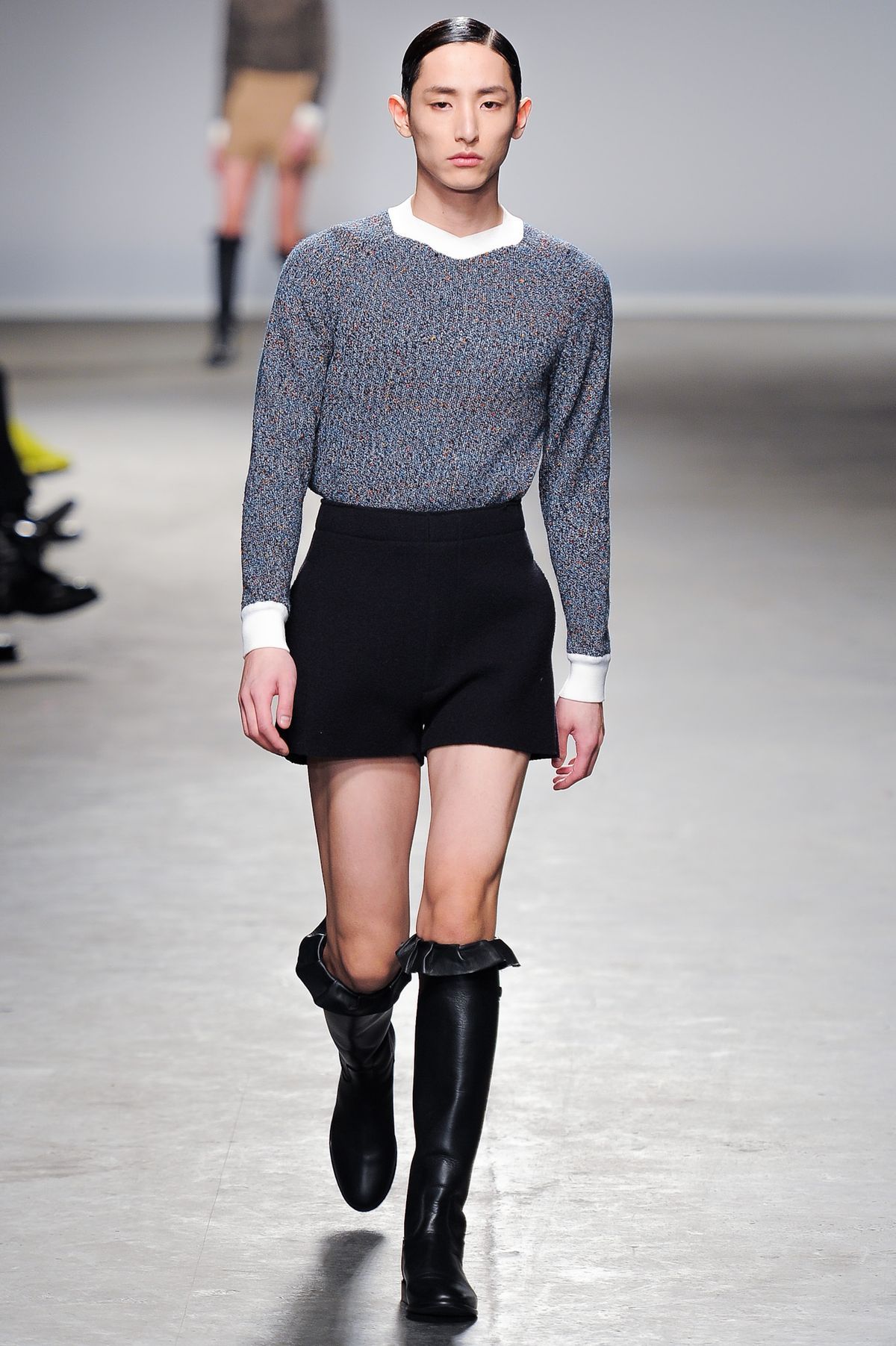 J.W. 앤더슨의 2013 F/W 남성복 컬렉션 런웨이 속 이수혁의 모습. / 이미지 출처: JW 앤더슨. 