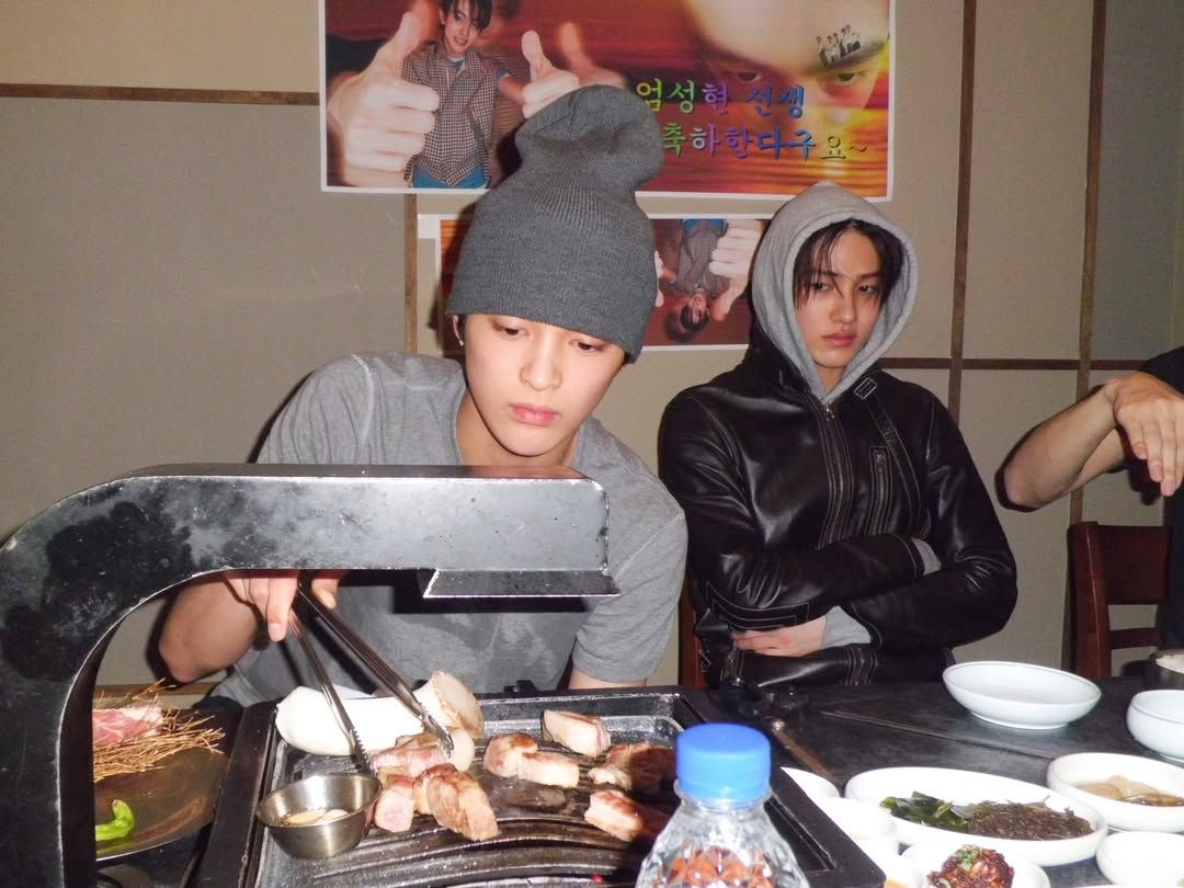 스튜디오 부럽지 않은 고깃집에서의 성현 생일 파티 / 이미지 출처: 코르티스 SNS 및 위버스.
