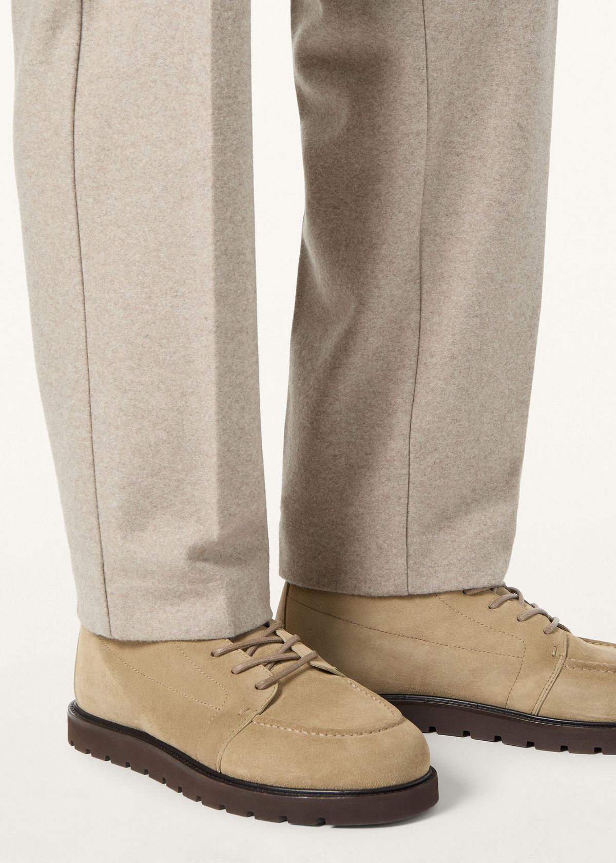 다시 돌아온 스웨이드의 계절 / 이미지 출처: kr.loropiana.com