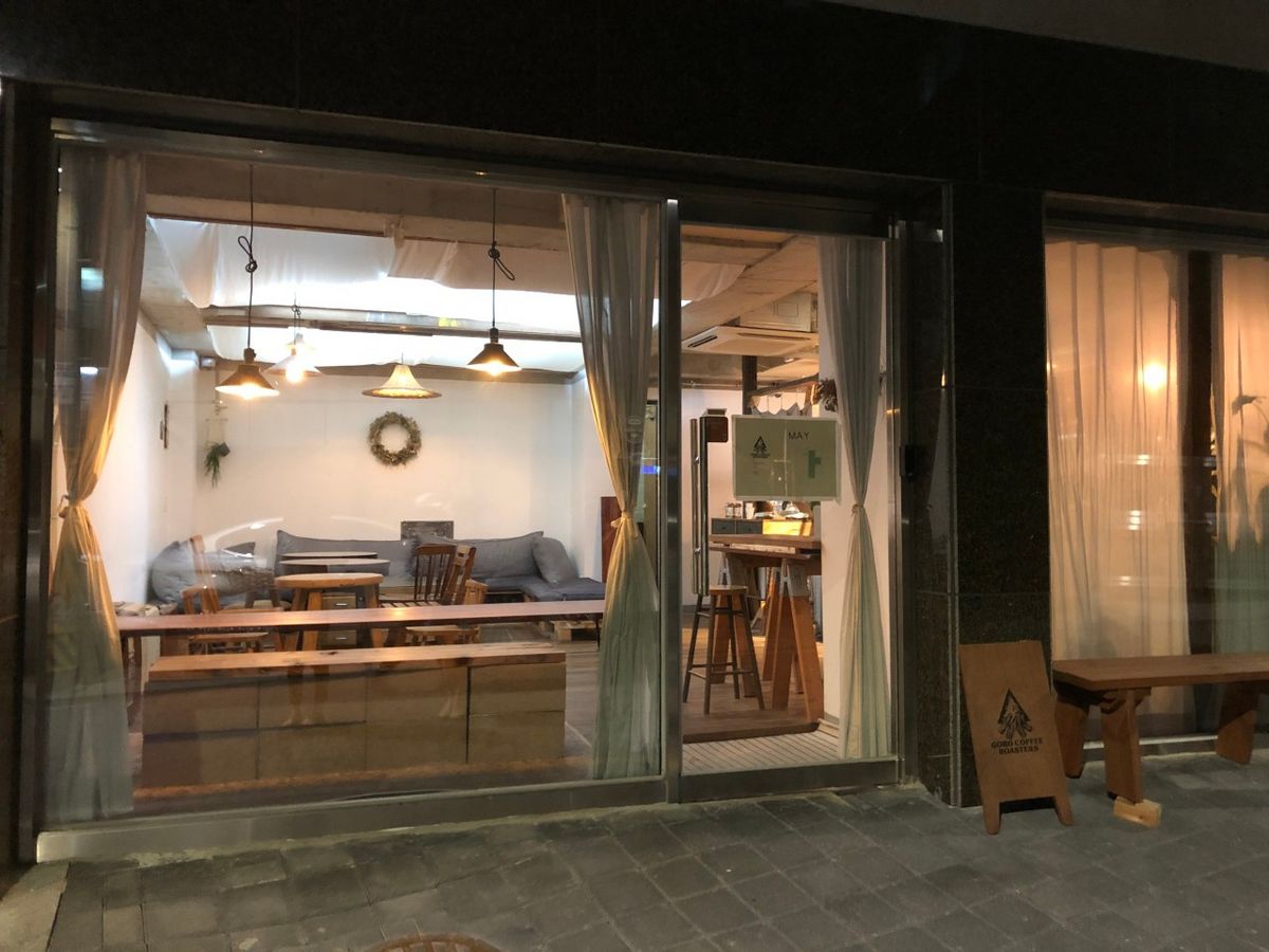 ‘고로커피로스터스’에서는 매주 바뀌는 다양한 싱글 오리진 원두로 내린 필터 커피와 에스프레소 베리에이션 메뉴를 맛볼 수 있다. / 이미지 출처: 고로커피로스터스 네이버지도 업체 제공 이미지