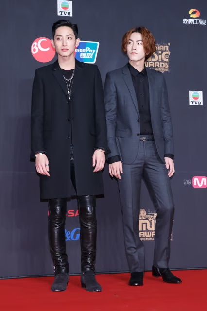 2013 MAMA 레드 카펫에서 모델 홍종현과 함께 포즈를 취하는 이수혁의 모습. / 이미지 출처: Mnet.