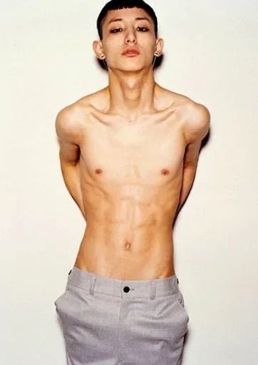 2007년 당시 짧은 머리에 스모키 메이크업으로 화제를 모은 이수혁의 과거 모습. / 이미지 출처: cyworld.com(이수혁 미니홈피)