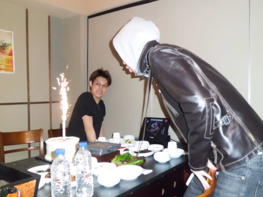 포토케이크에 젓가락과 초코펜으로 한번 더 데코레이션을 한 성현의 생일 케이크/ 이미지 출처: 코르티스 SNS 및 위버스.